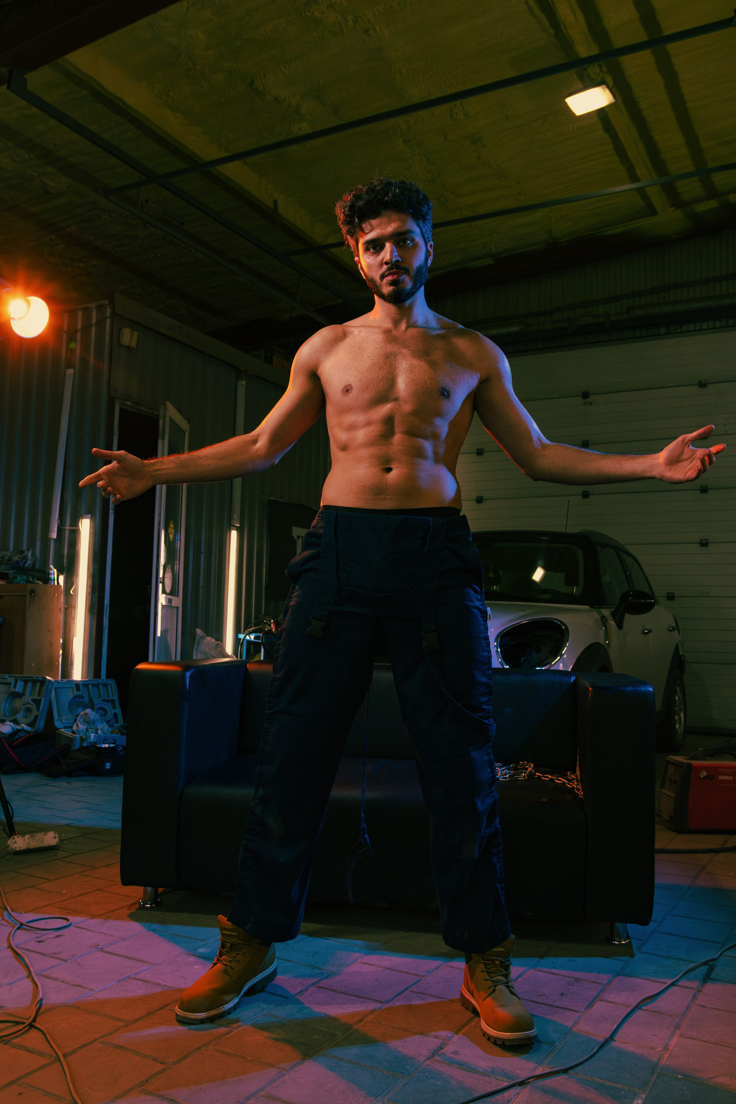 Профессиональная фотосессия группы мужского стриптиза Sextasy в Ростове-на-Дону. Креативные решения для эффектных кадров в автосервисе.