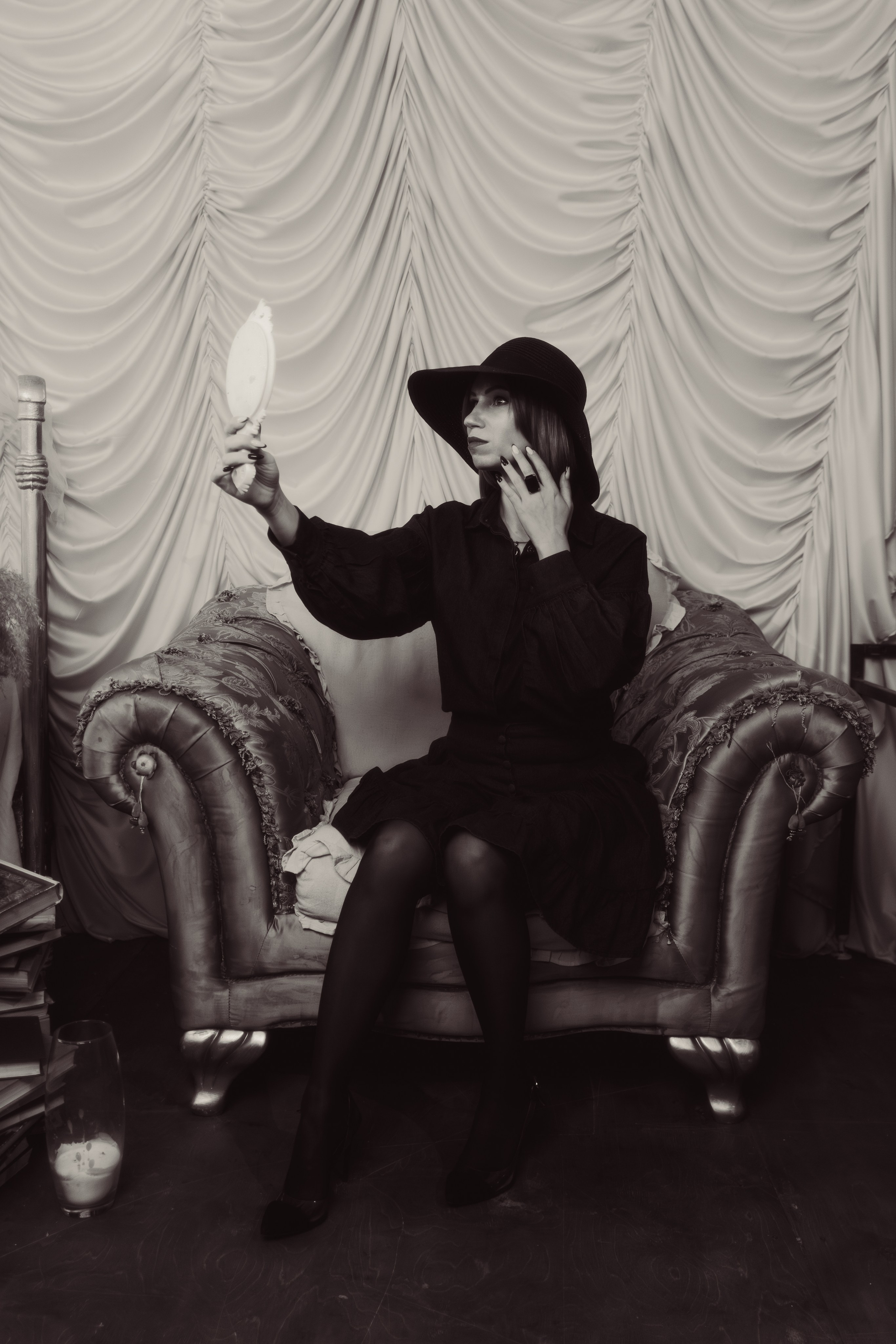 Крупный план пальцев, перелистывающих карты. Чёткость передачи текстуры усиливает реалистичность.