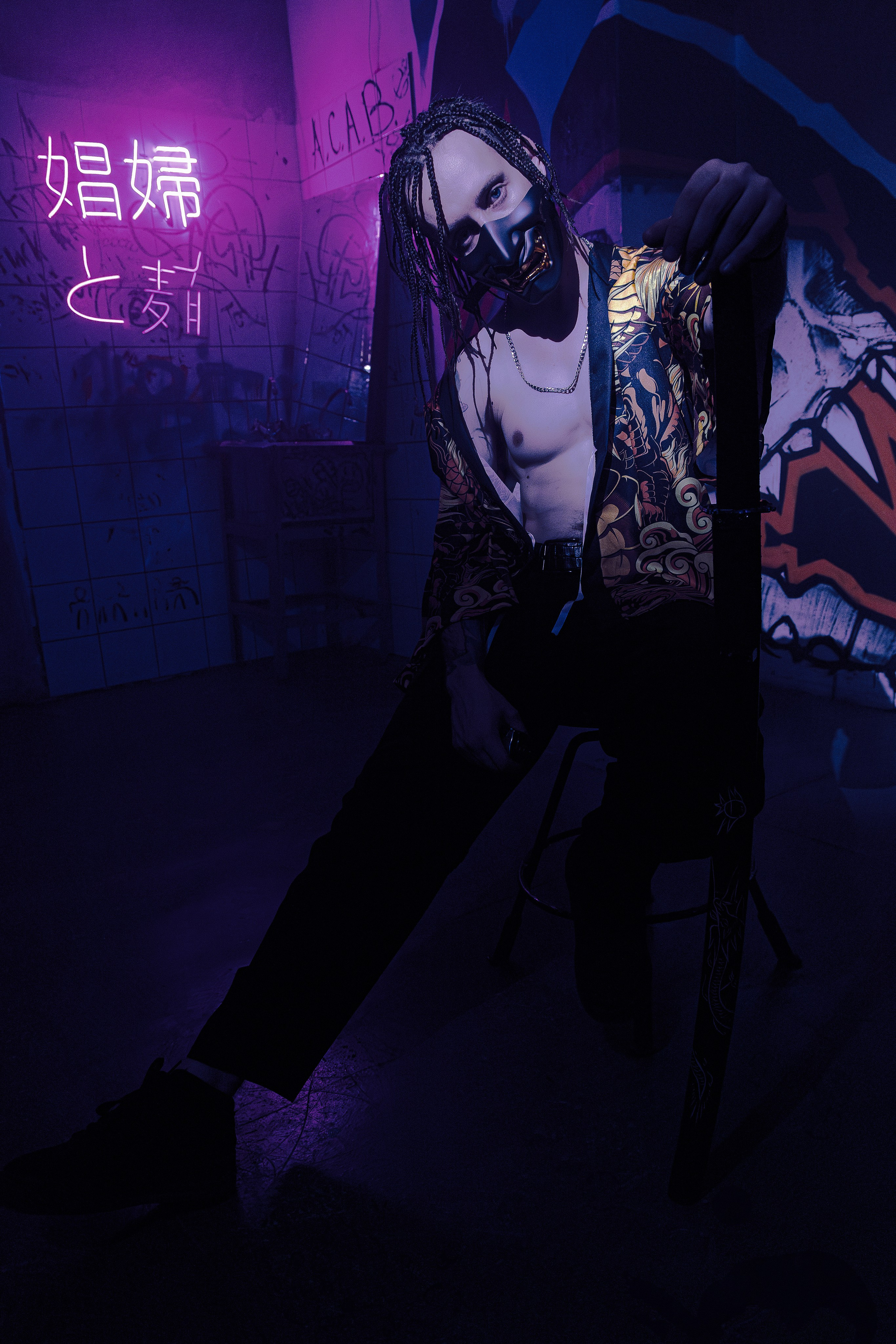 Мужская фотосъёмка в Ростове на Дону. Креативная съёмка с Александром в неоновой студии. Мужской портрет в японском стиле