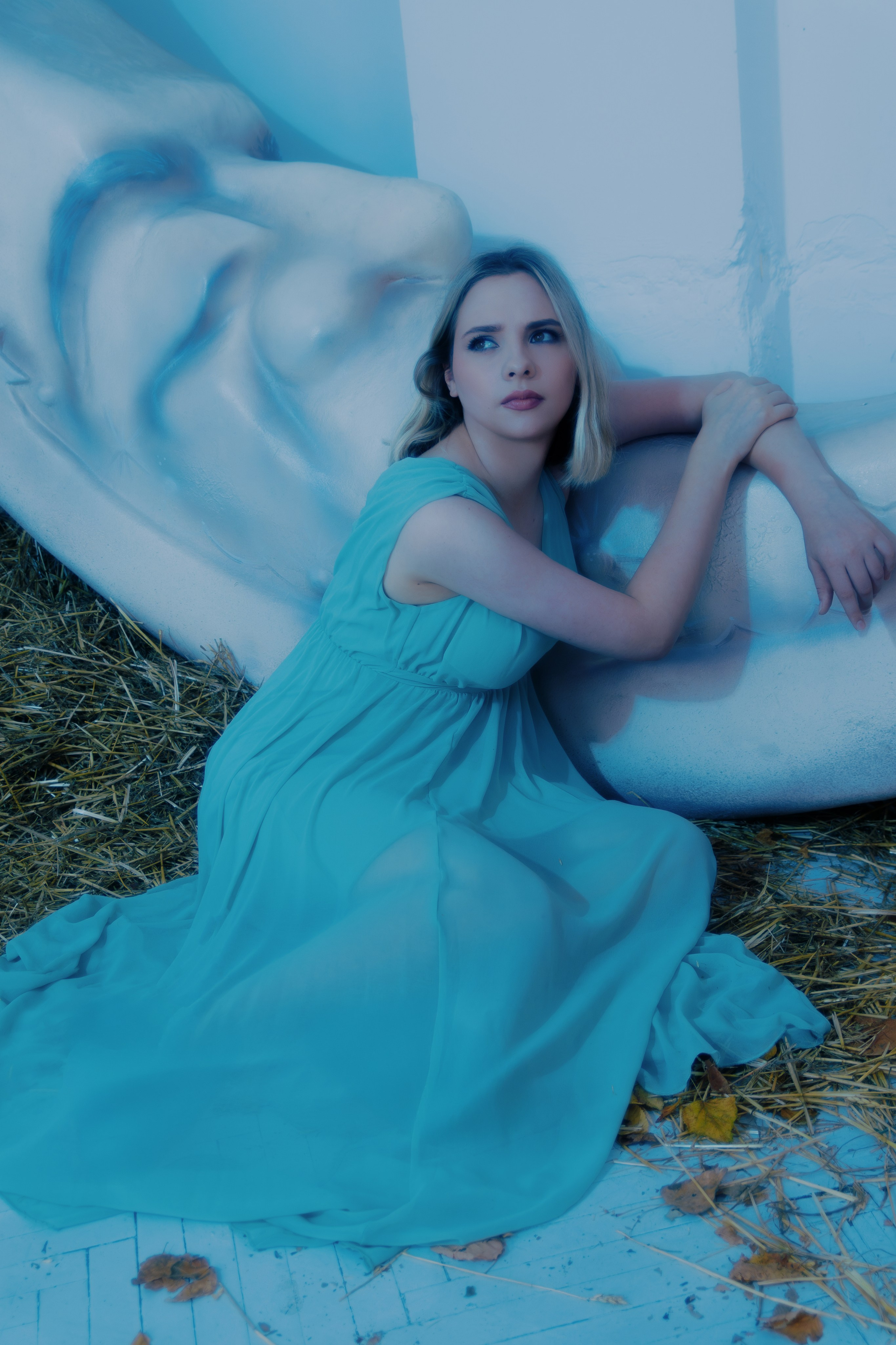 Эмоциональный кадр девушки-воина, передающий всю гамму чувств через выражение лица. Искренность эмоций завораживает.