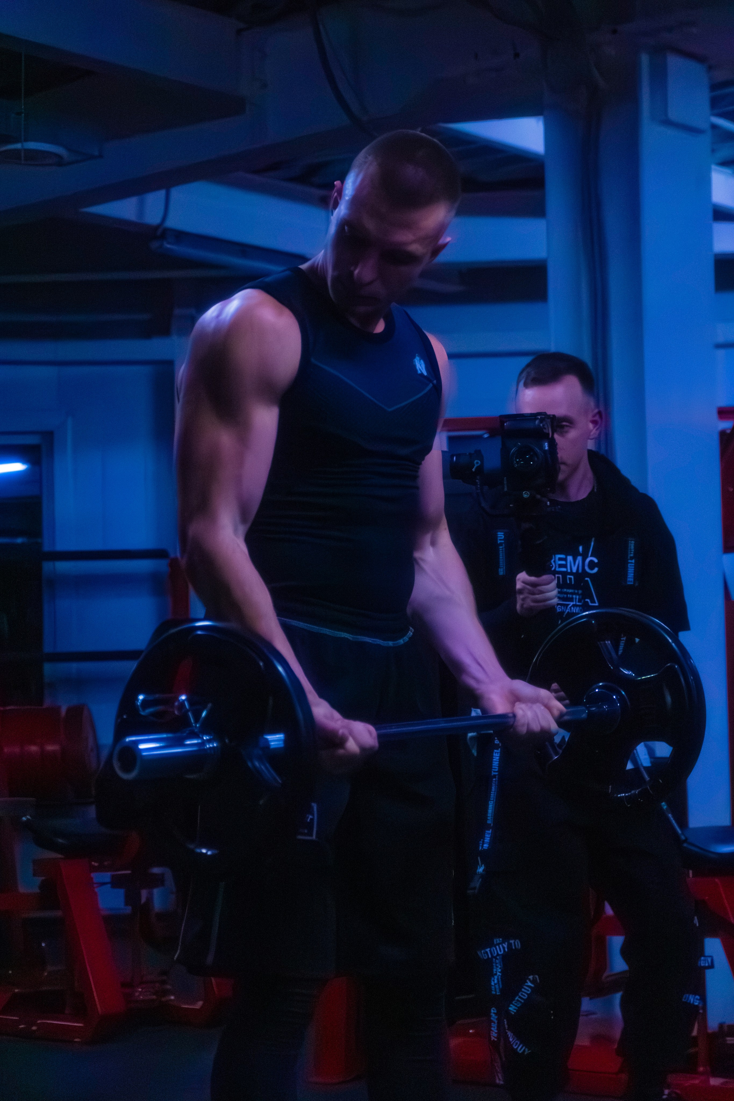 Модный кадр спортивного инструктора, где свет подчеркивает силу и грацию.