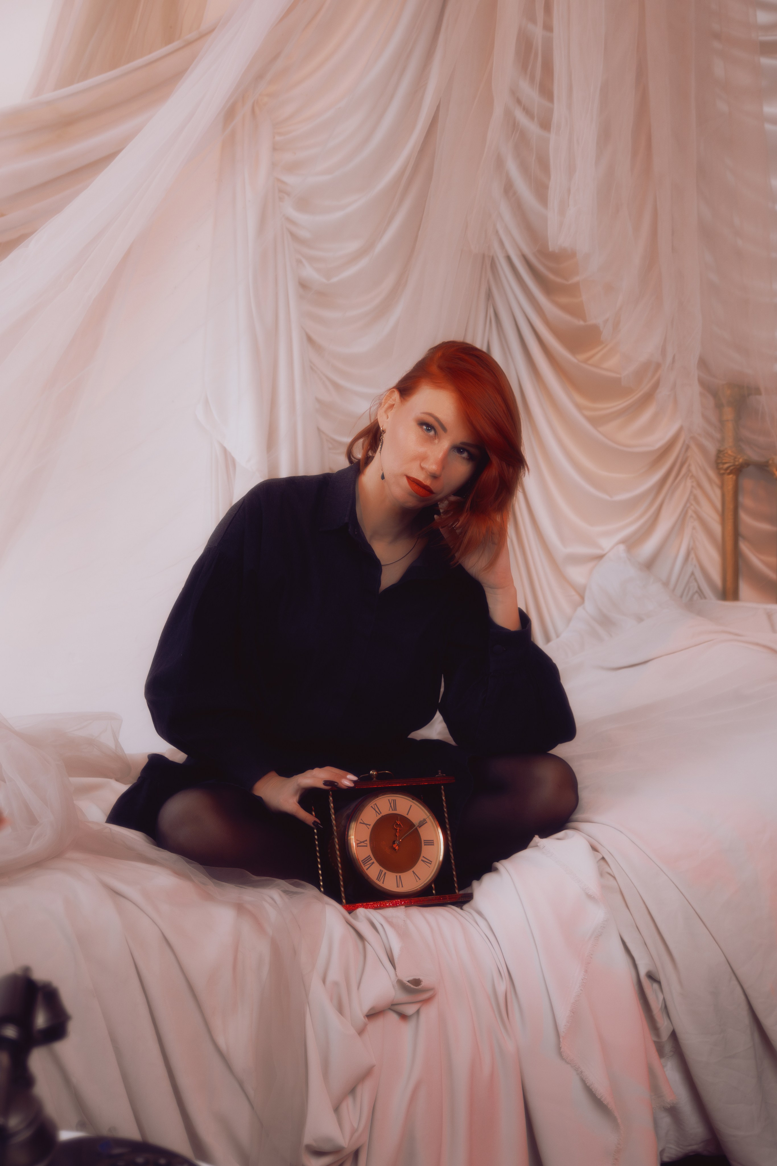 Таролог смотрит через плечо, загадочная полуулыбка. Боковой свет формирует интригующий контраст.