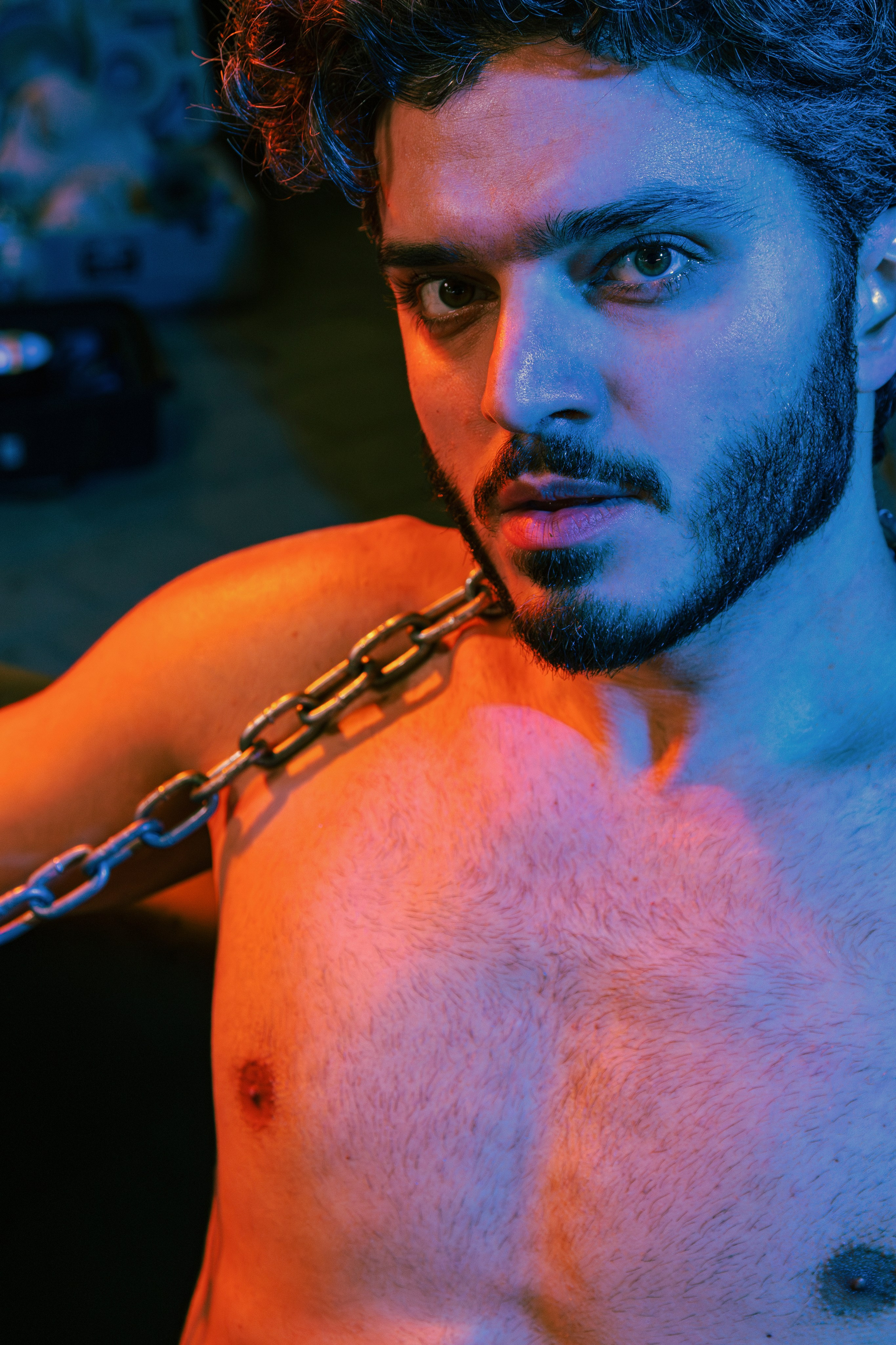 Креативная съёмка мужского стриптиза в автосервисе Ростова-на-Дону. Уникальные кадры группы Sextasy в необычном контексте.