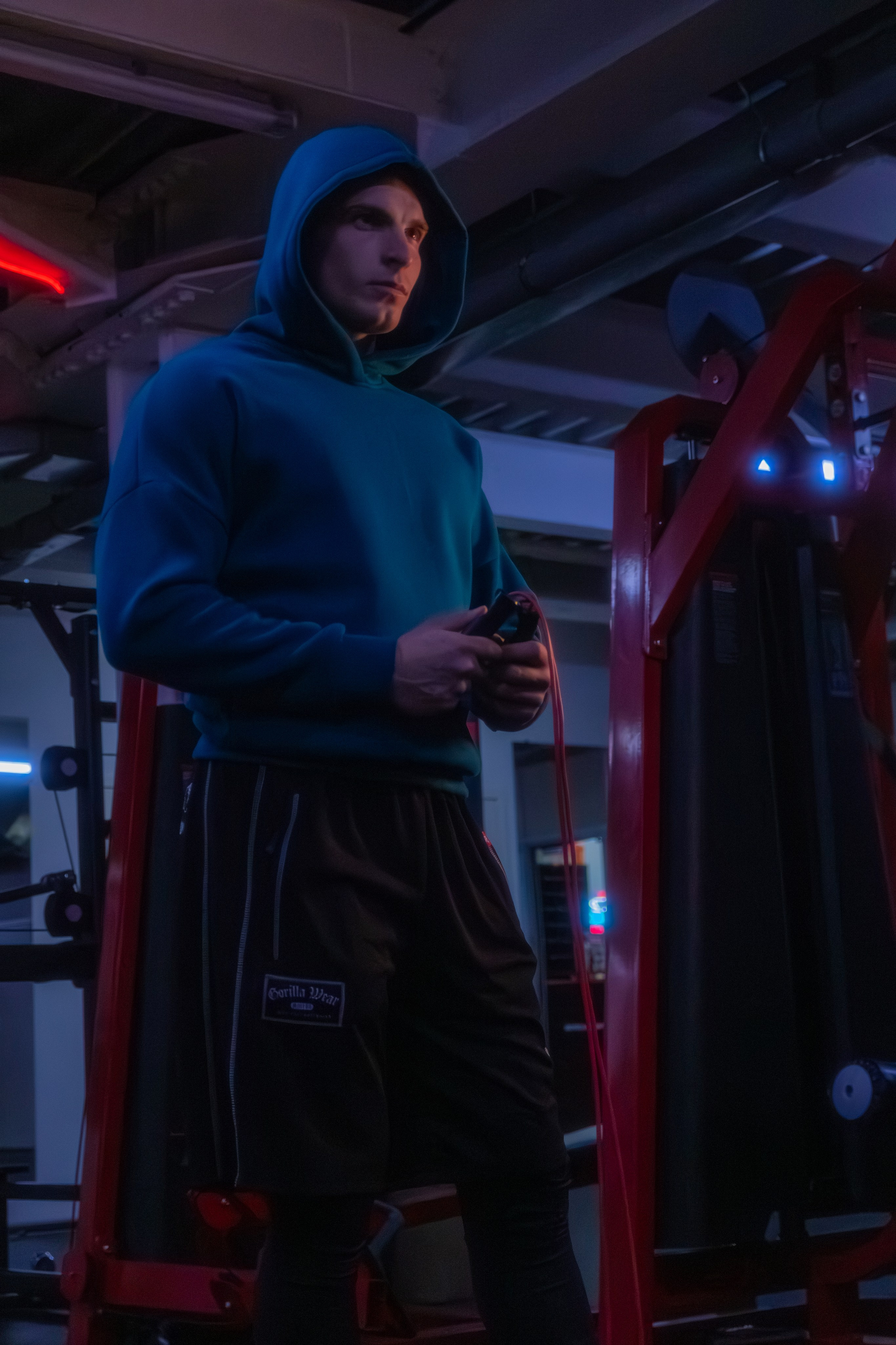 Роскошная фотография тренера с идеальным рельефом в стильном освещении.