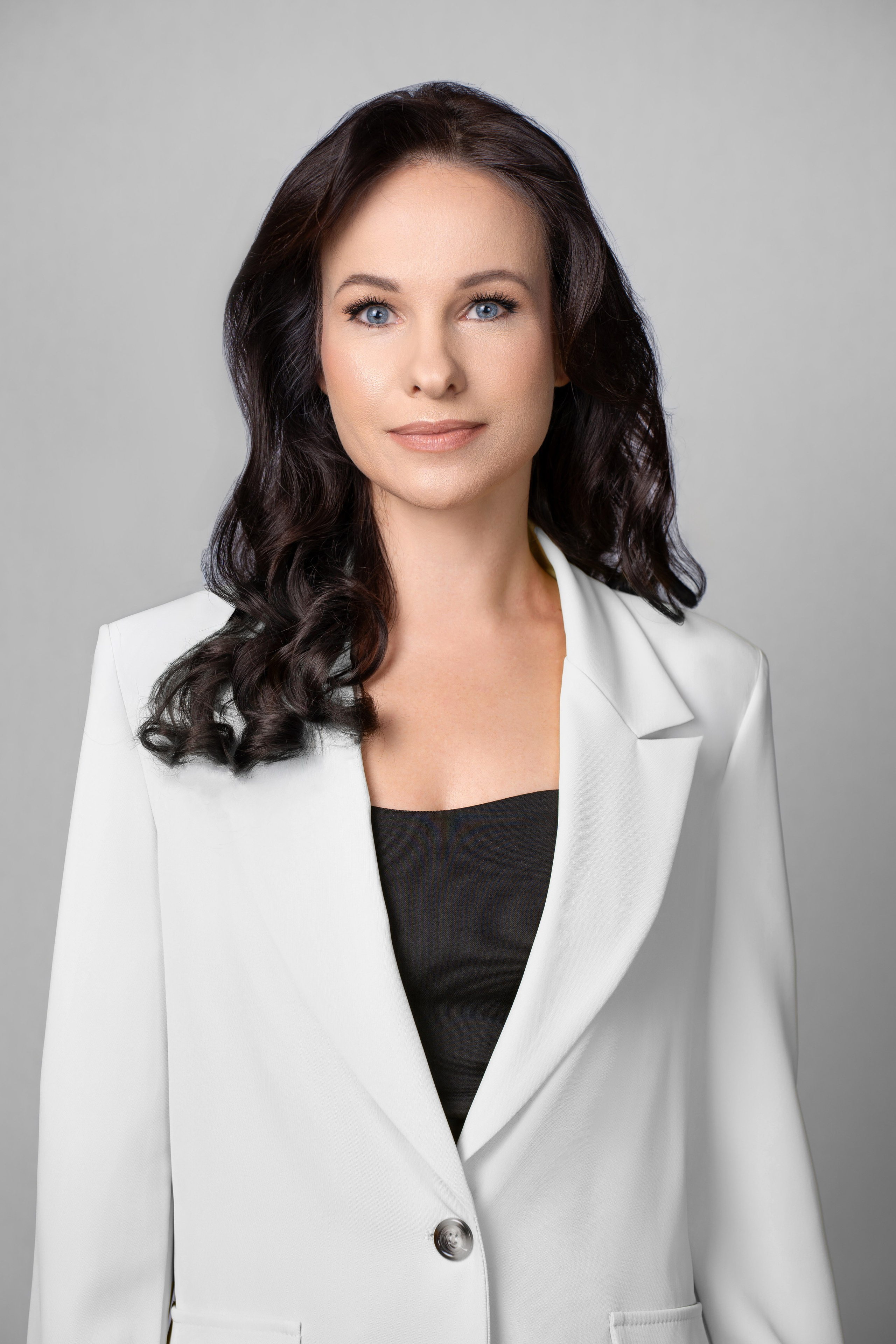 Корпоративный портрет сотрудницы для сайта компании