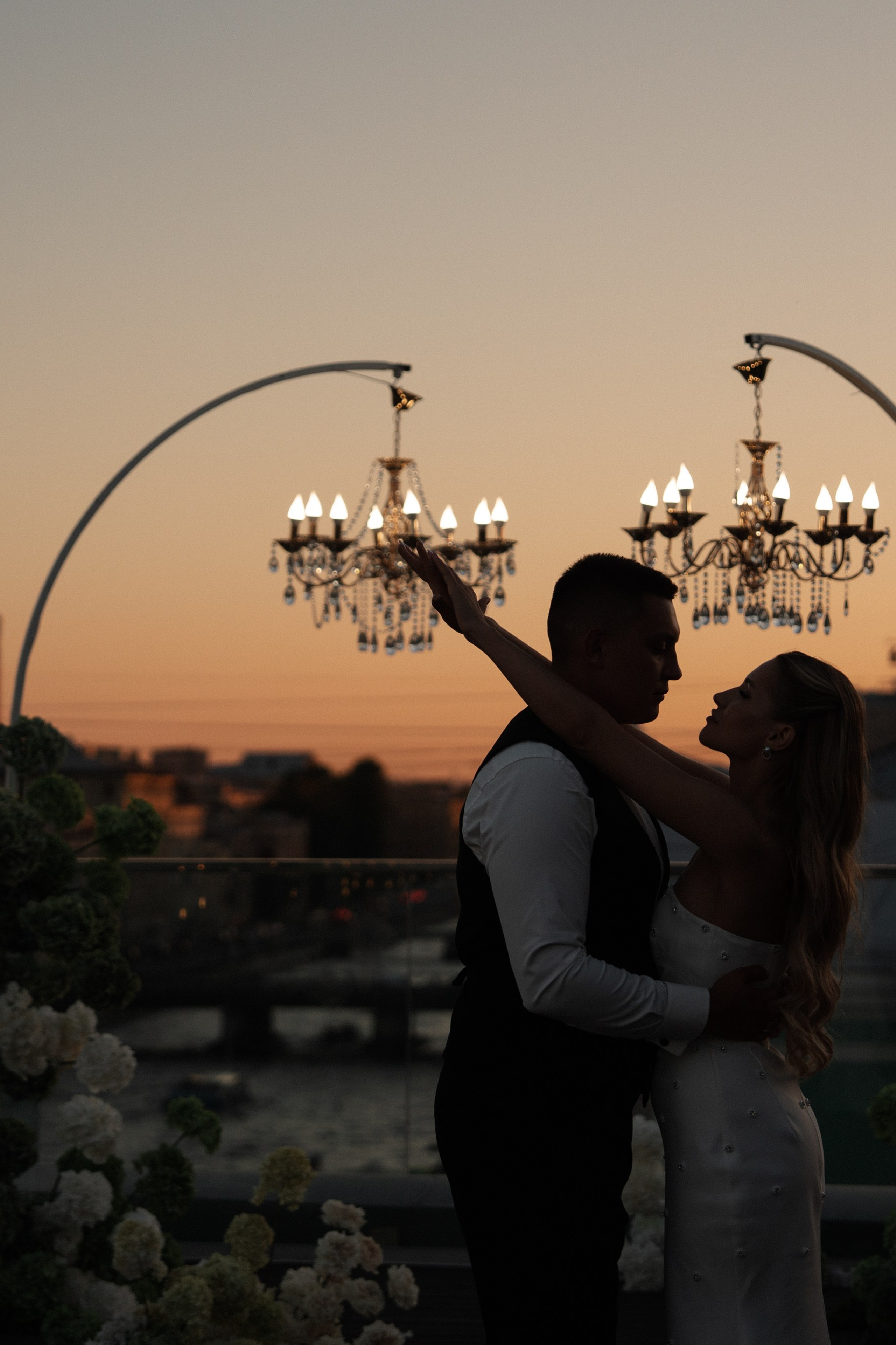 Виктория & Роман. Камерная городская свадьба в видовом ресторане в стиле современная классика