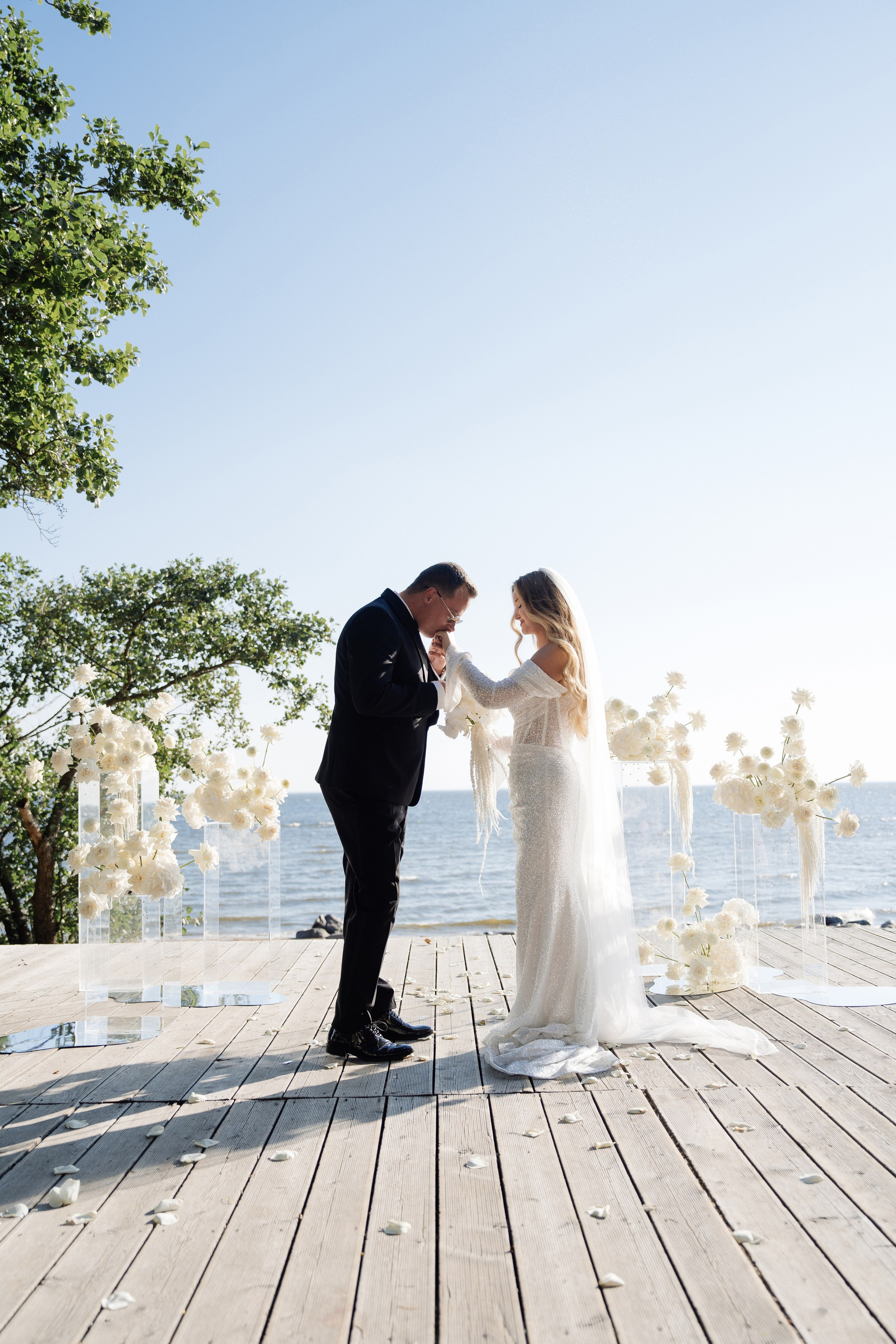 Юлия Ромарио. Камерная свадьба на заливе в стиле неоклассика