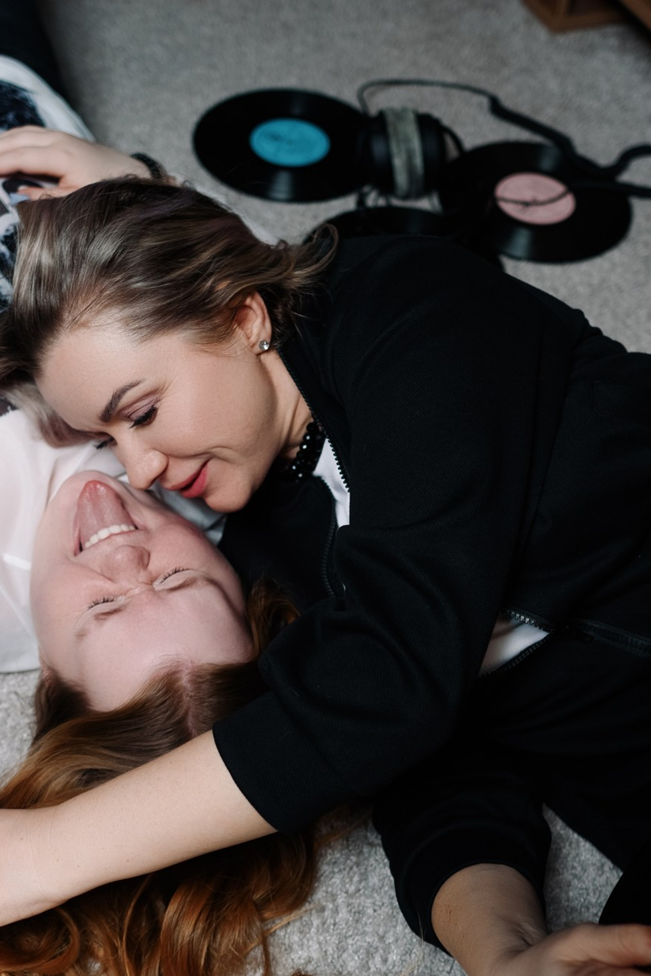 Фотосессия Love Story в Тюмени — стрит-стайл прогулка в Европейском районе. Портретный фотограф Тюмень Дарья Мустафина