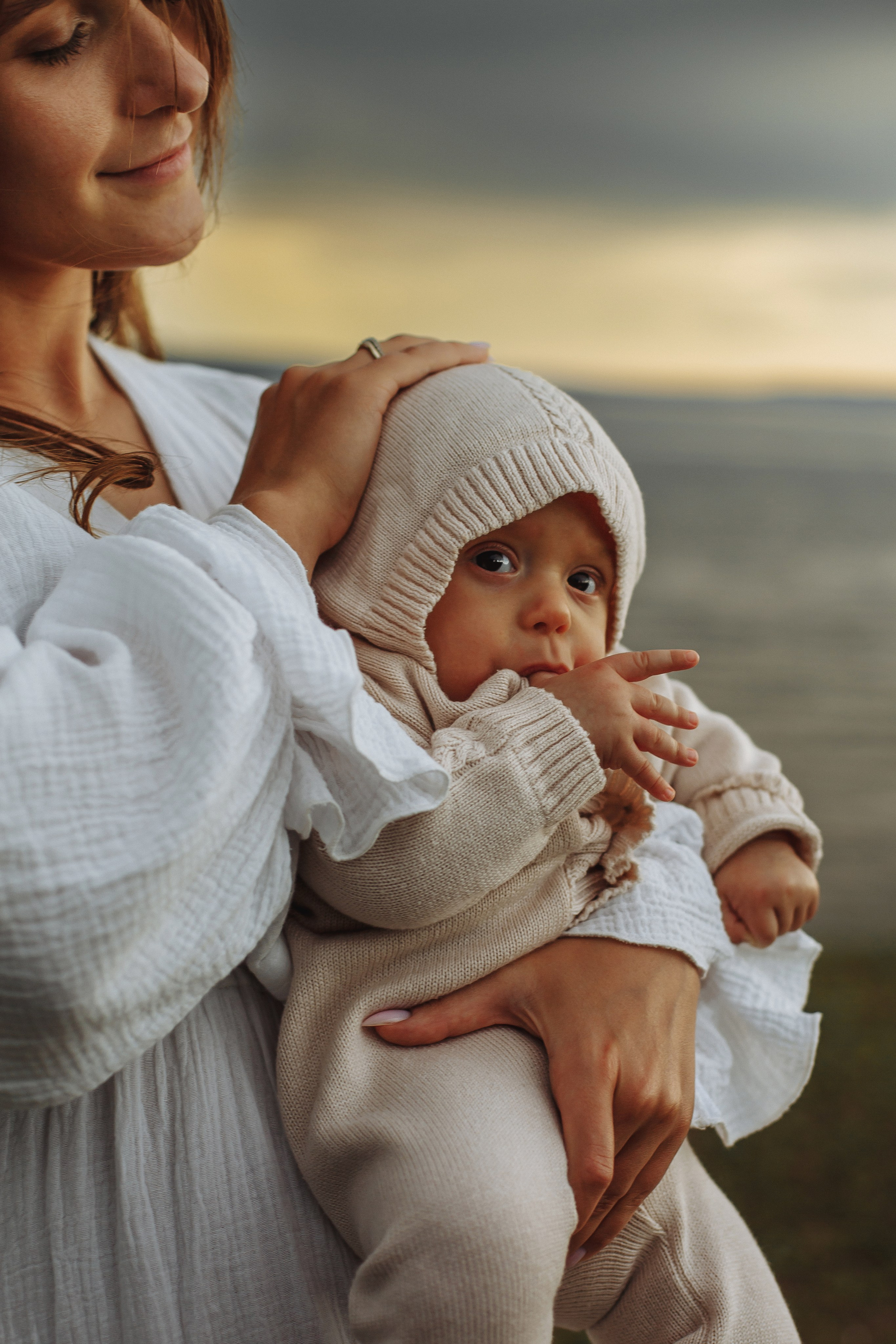 Теплая семейная фотосессия во время грозы