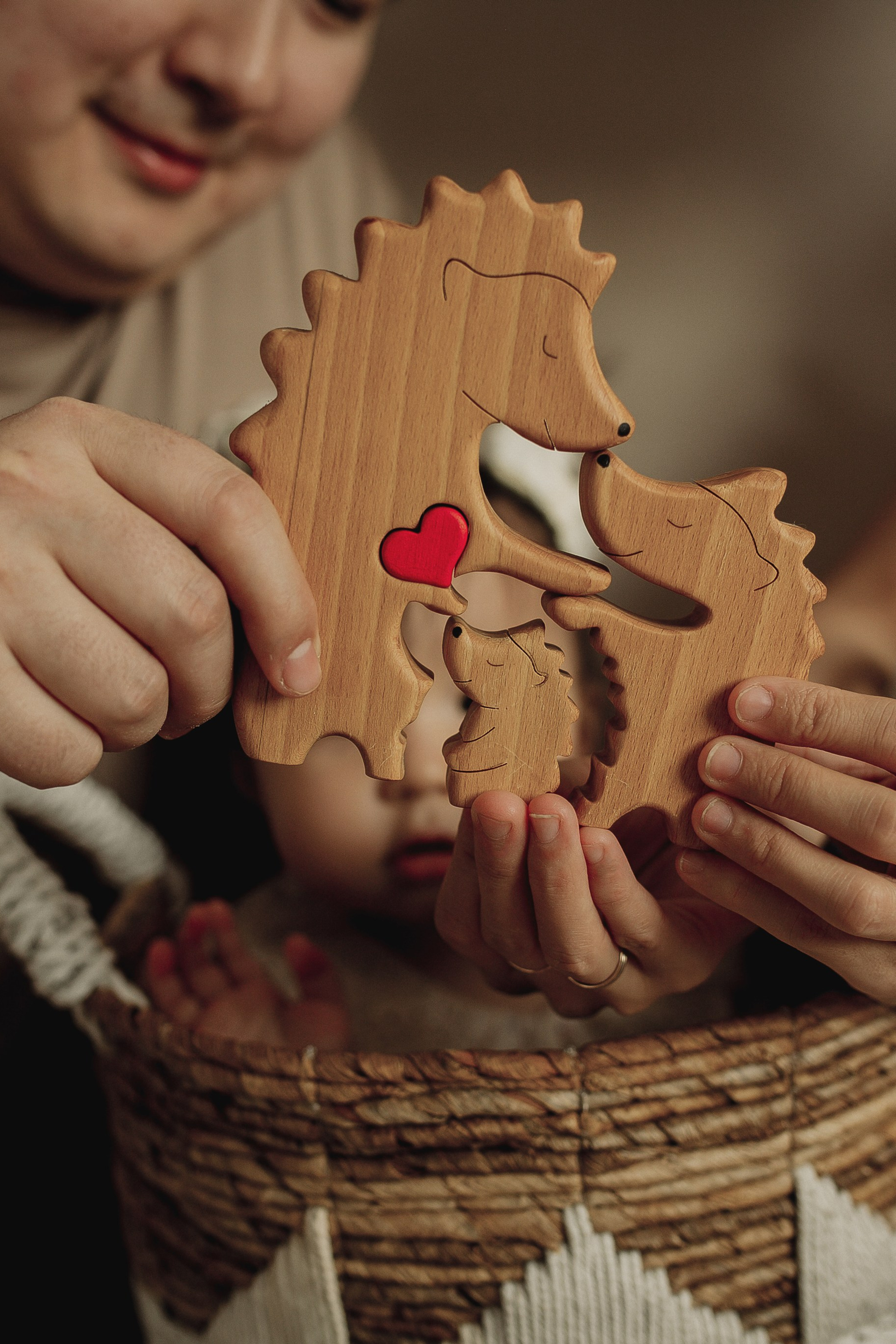 Семейные объятия в родных стенах