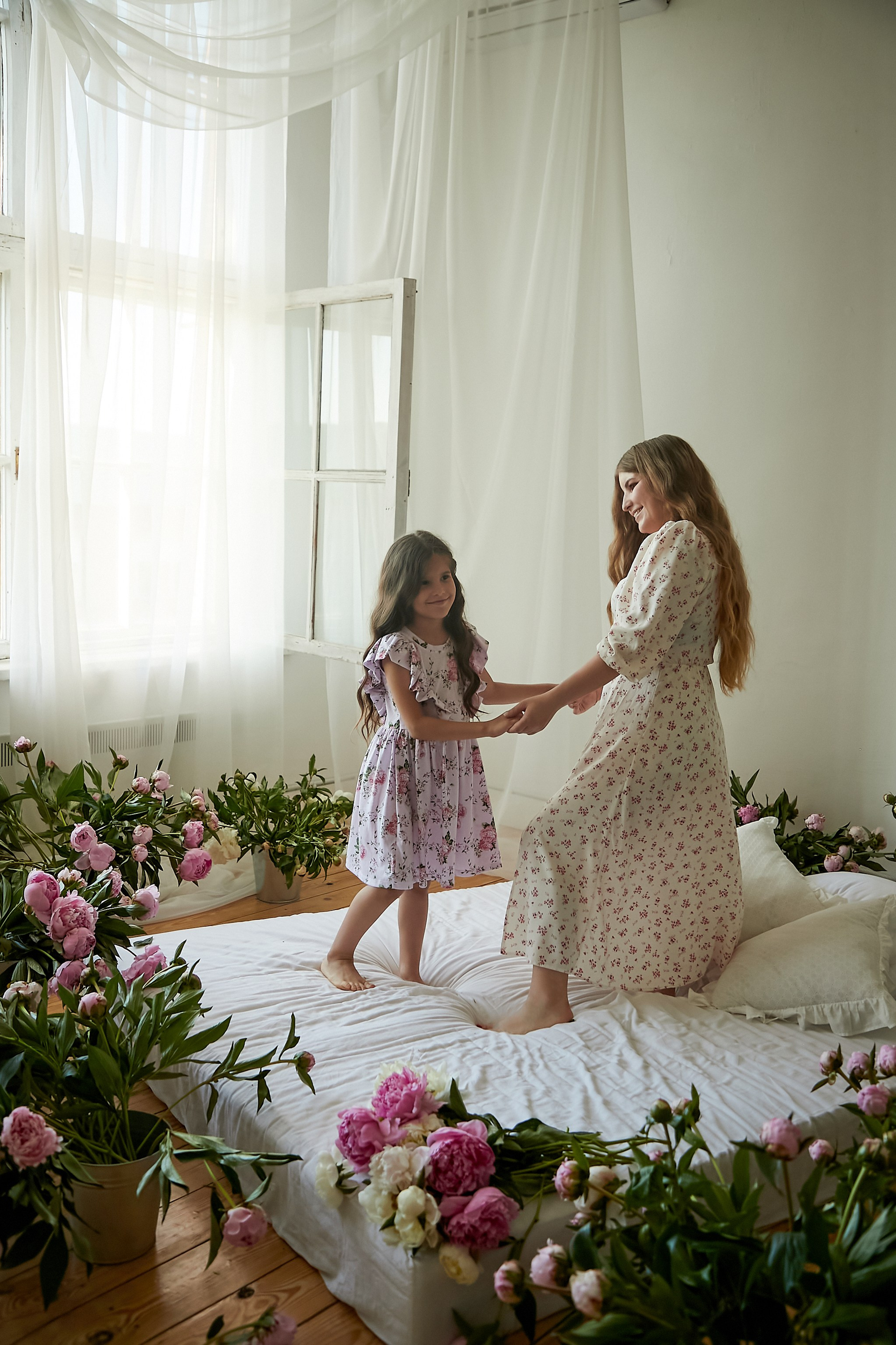 Мама с дочкой в фотостудии c пионами Spacejobs