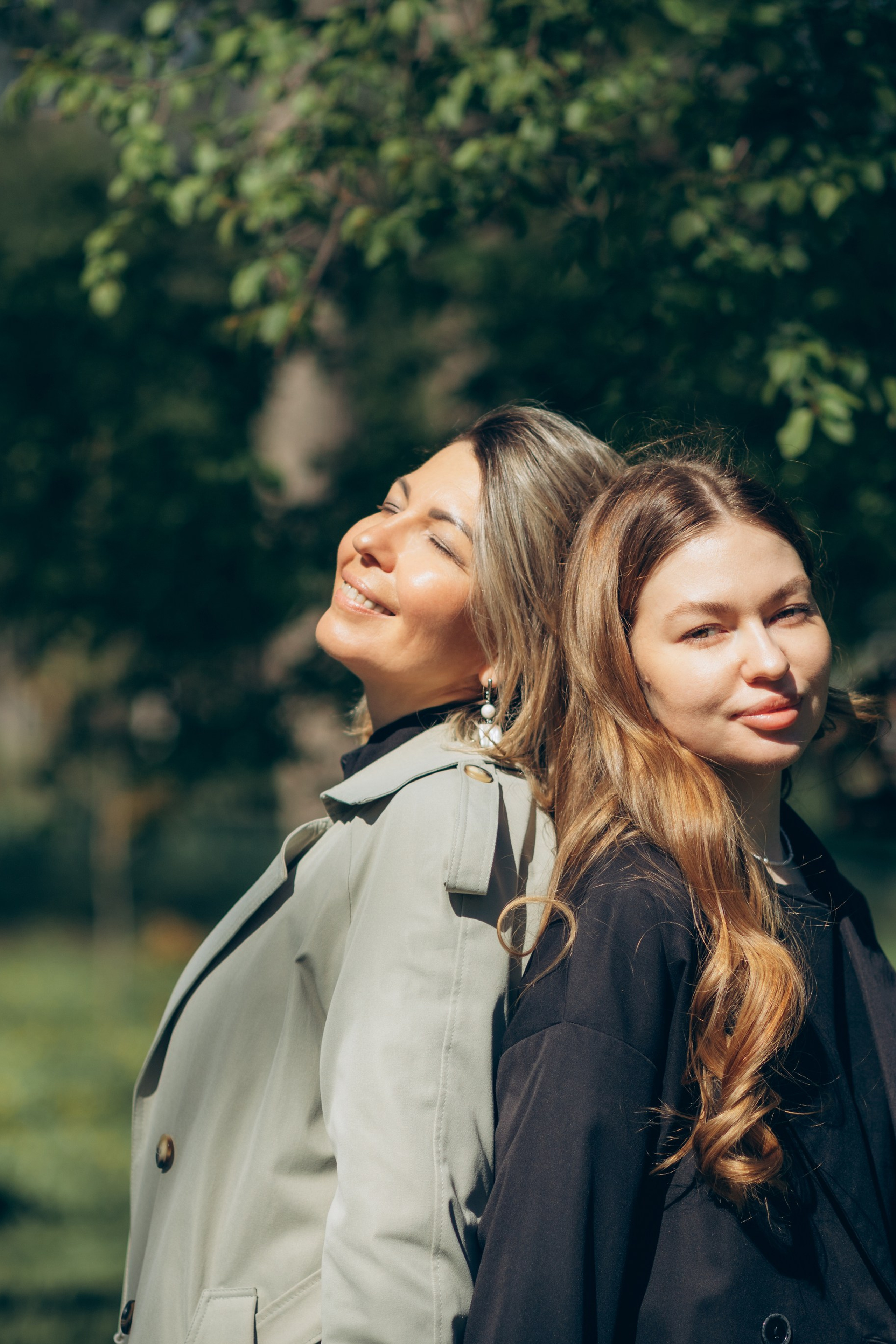 Марина и Настя на прогулочной фотосессии в Чистяковской роще