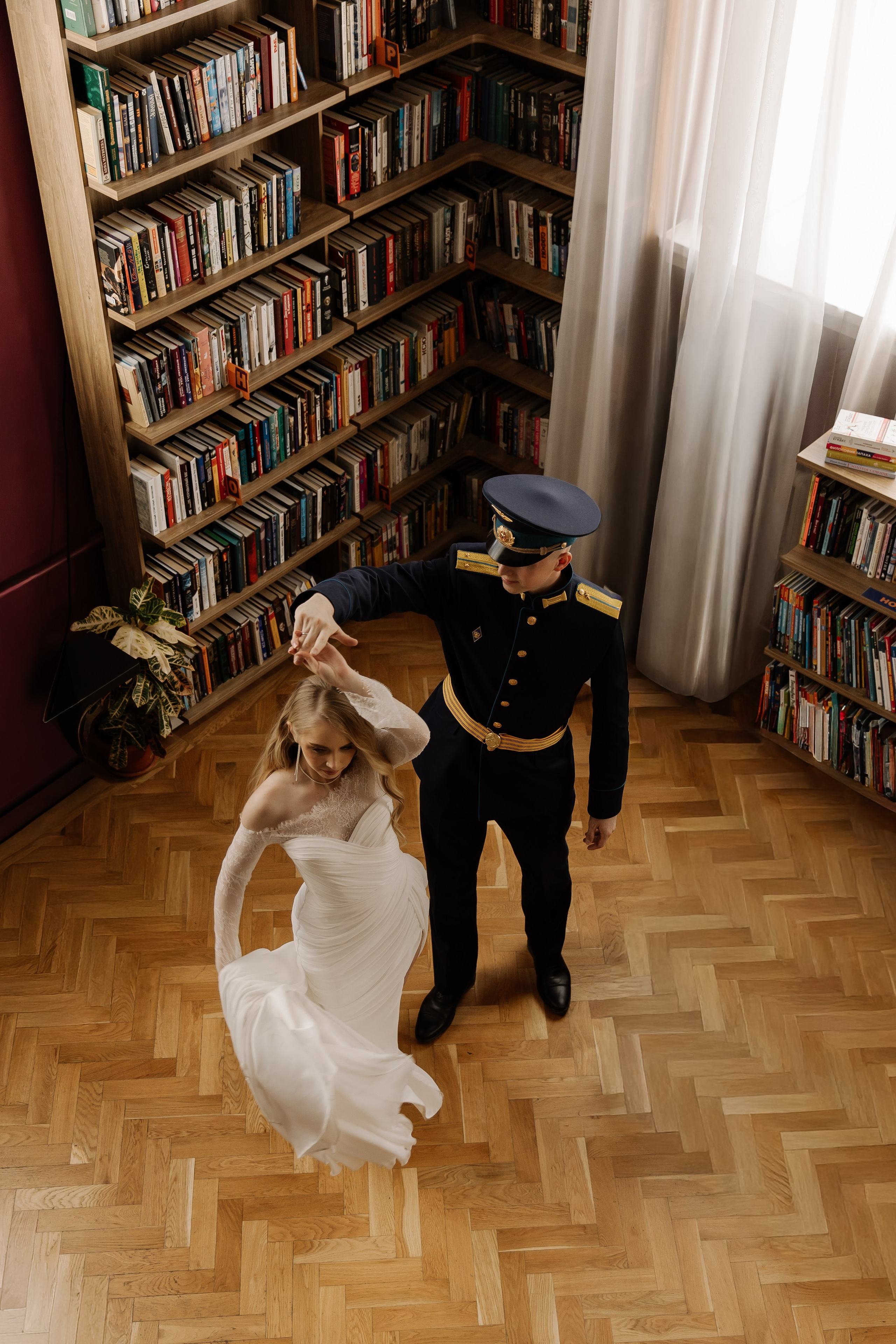Михаил и Алена фотосессия в Библиотеке