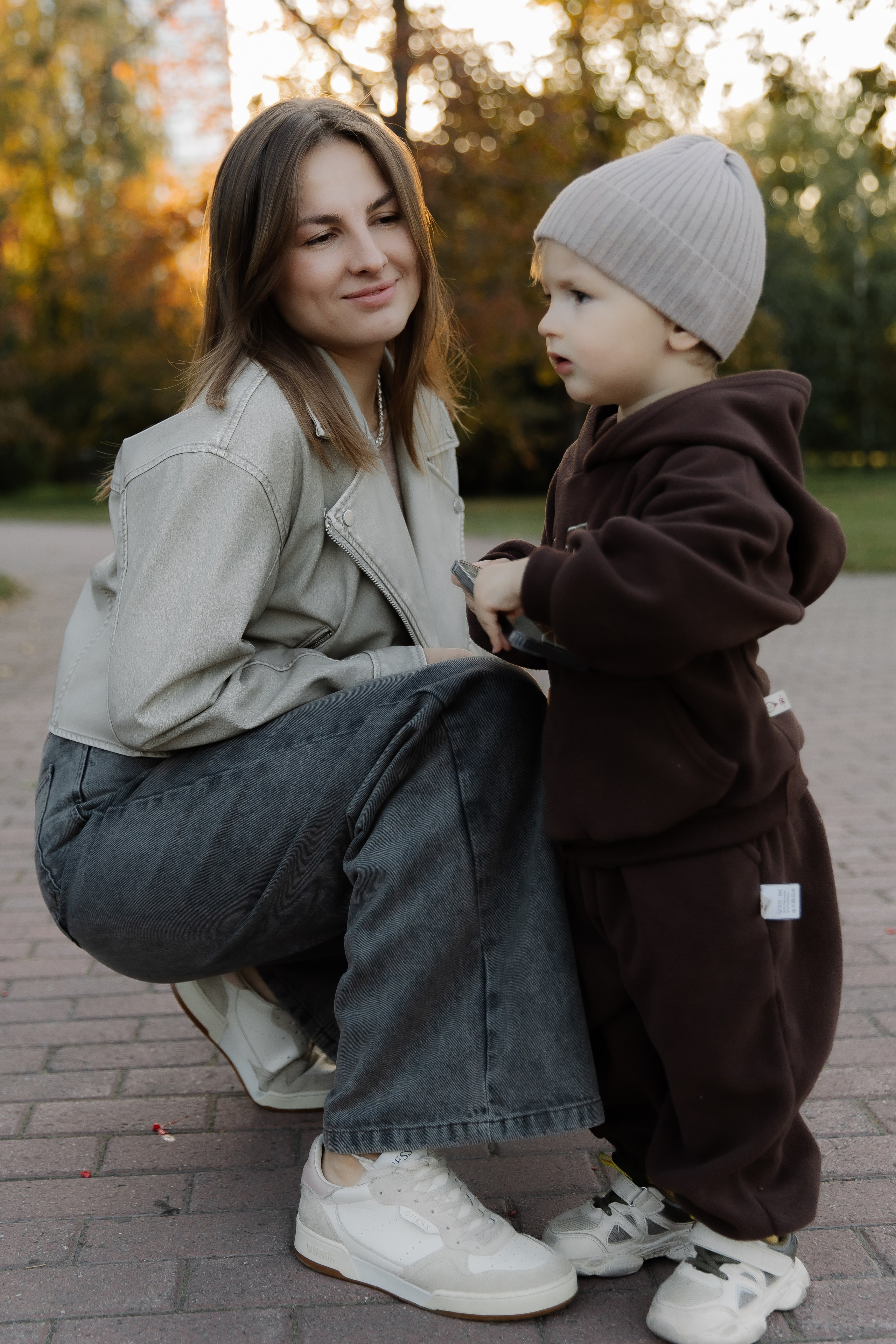 Осенняя прогулка мама и сын
