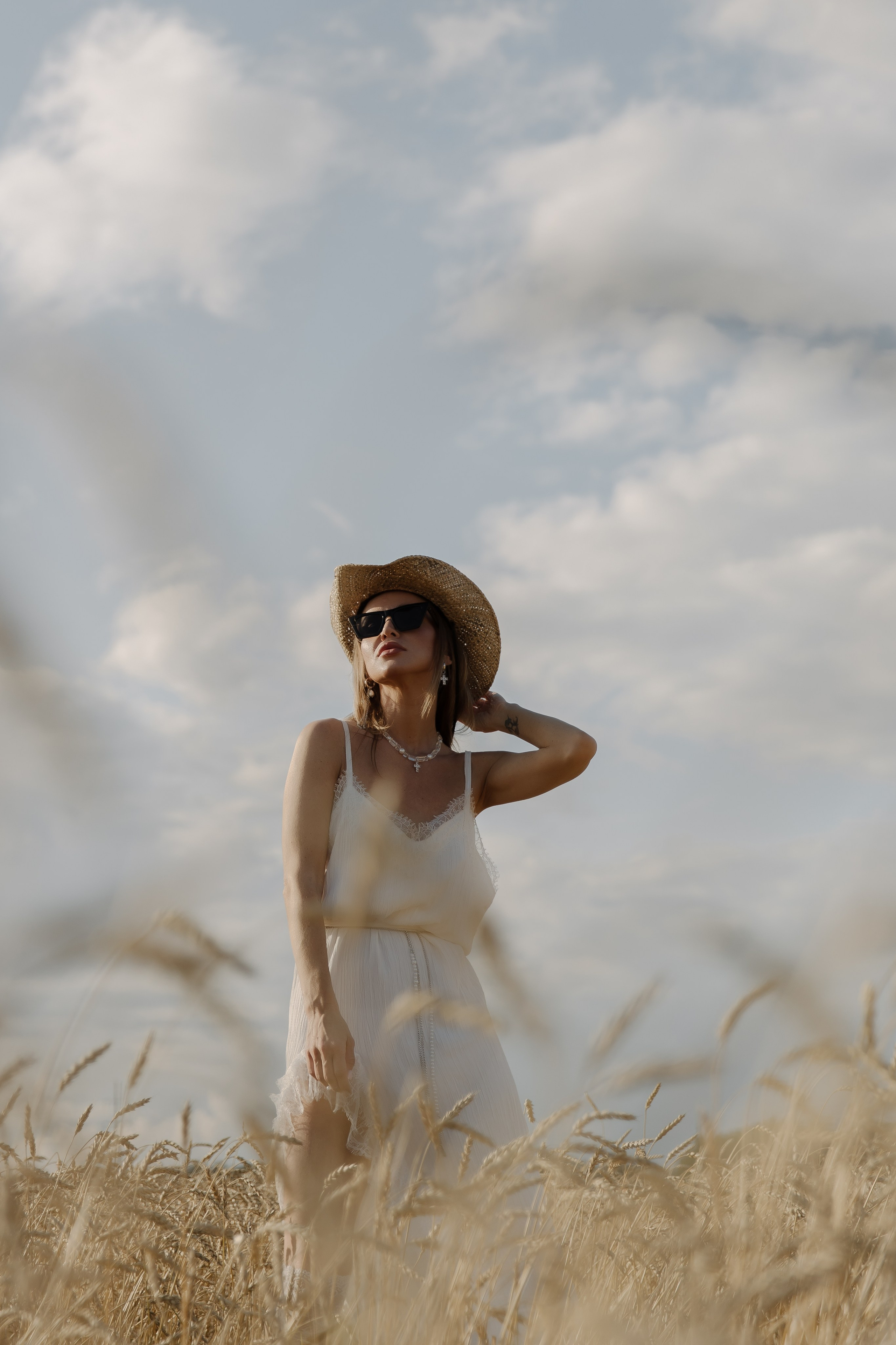 Фотосессия в поле пшеницы