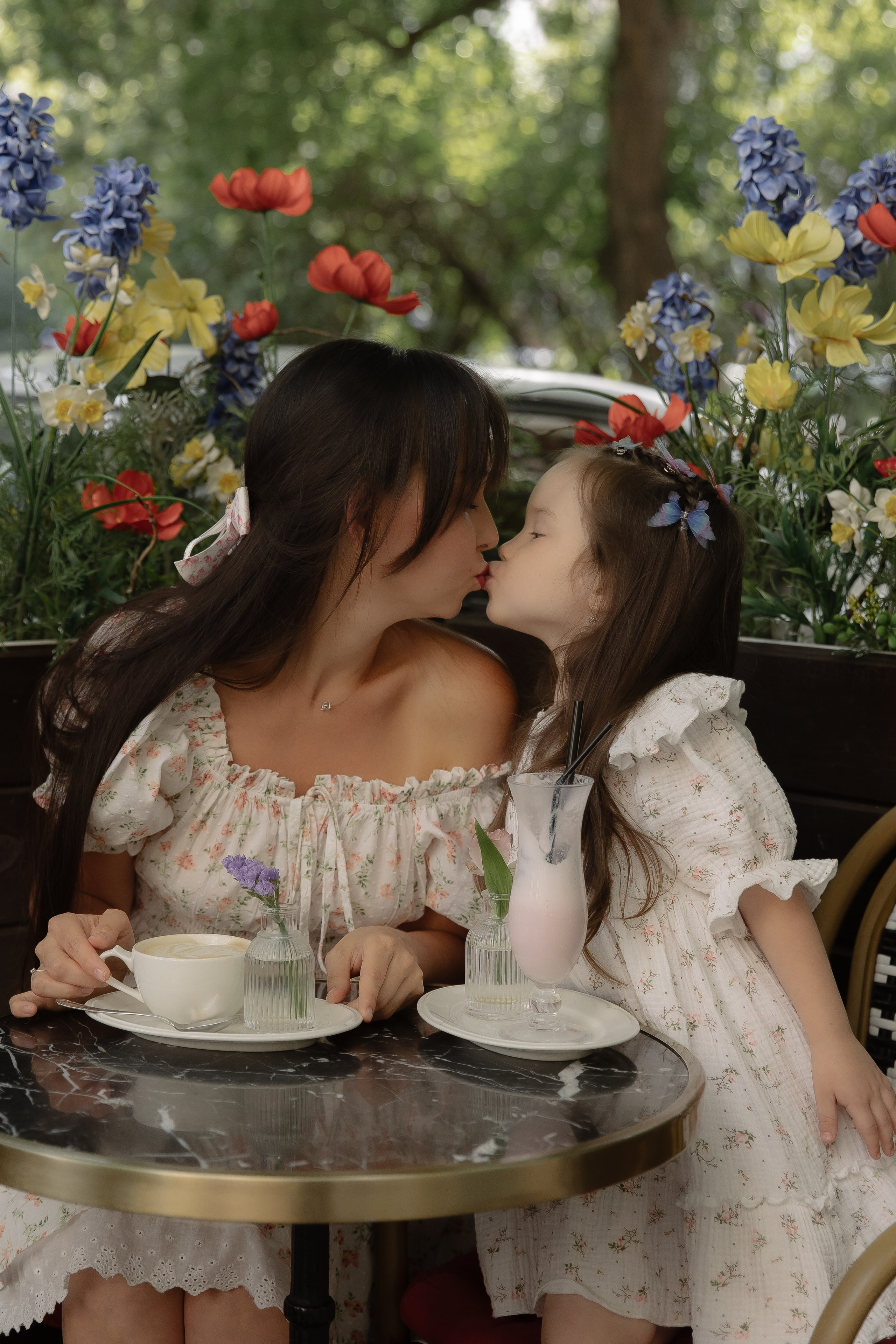 Прогулка мама и дочь