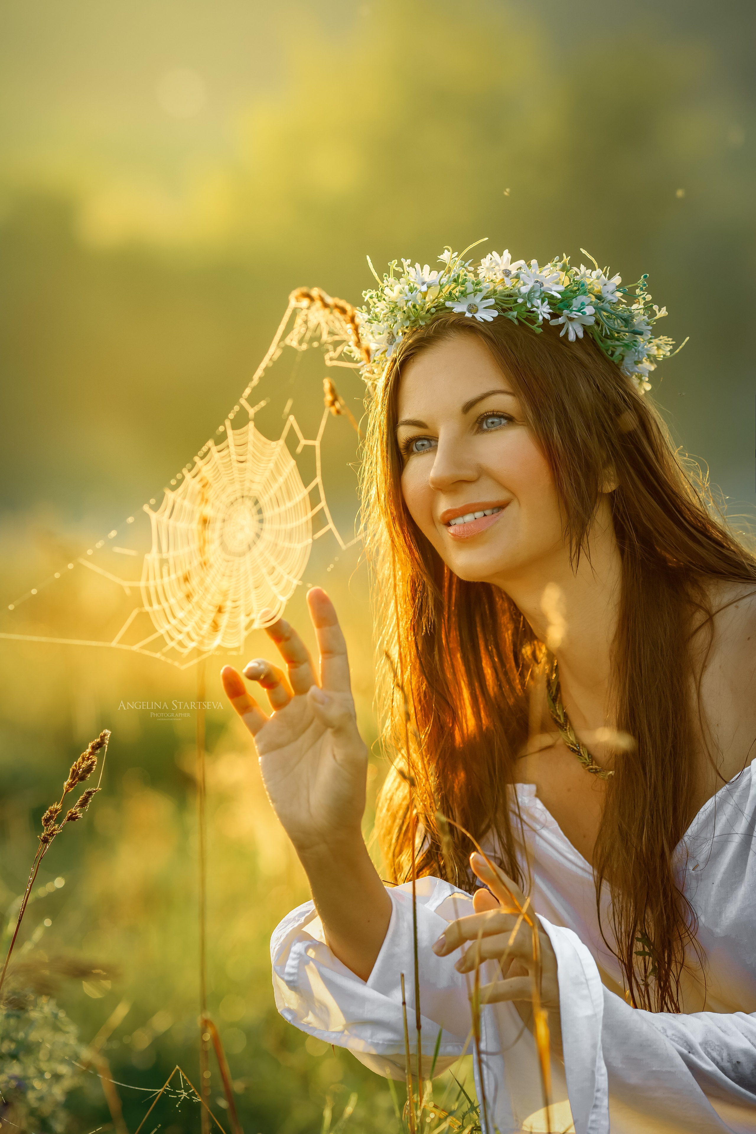 славянска в поле пшеницы, красивая русская девушка стоит  в поле пшеницы