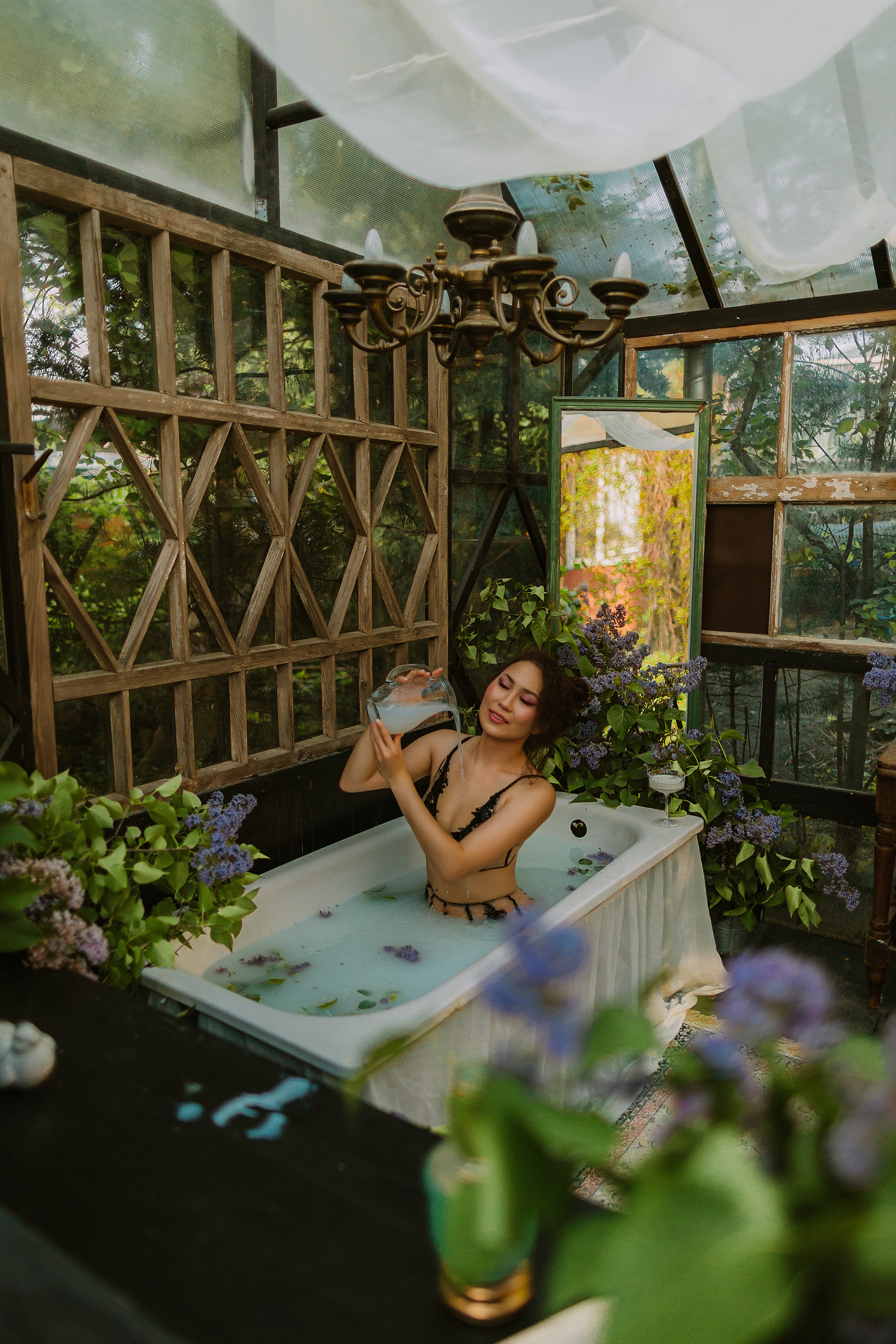 фото девушка купается в ванной с молоком