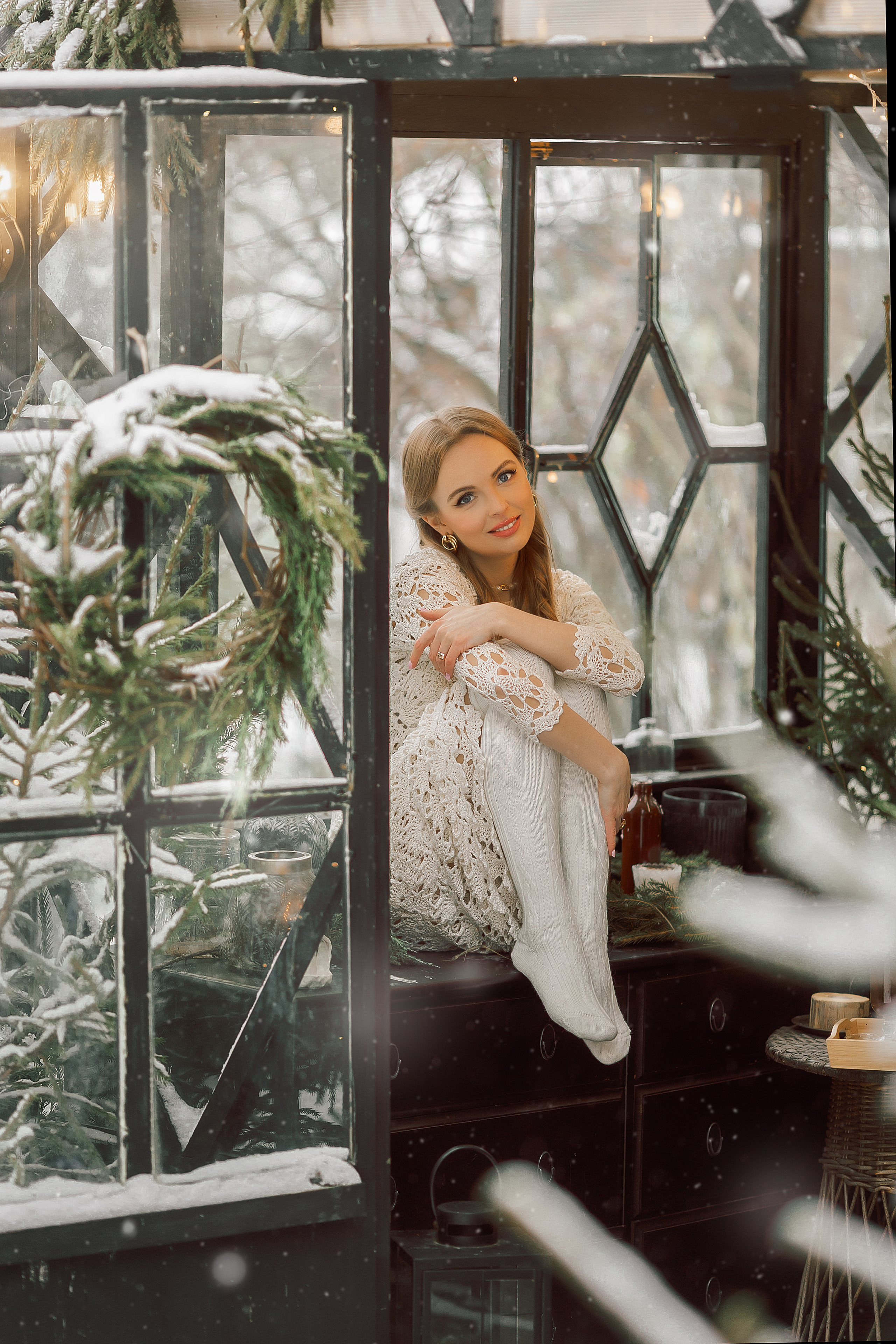 сказочное новогоднее фото девушки на террасе