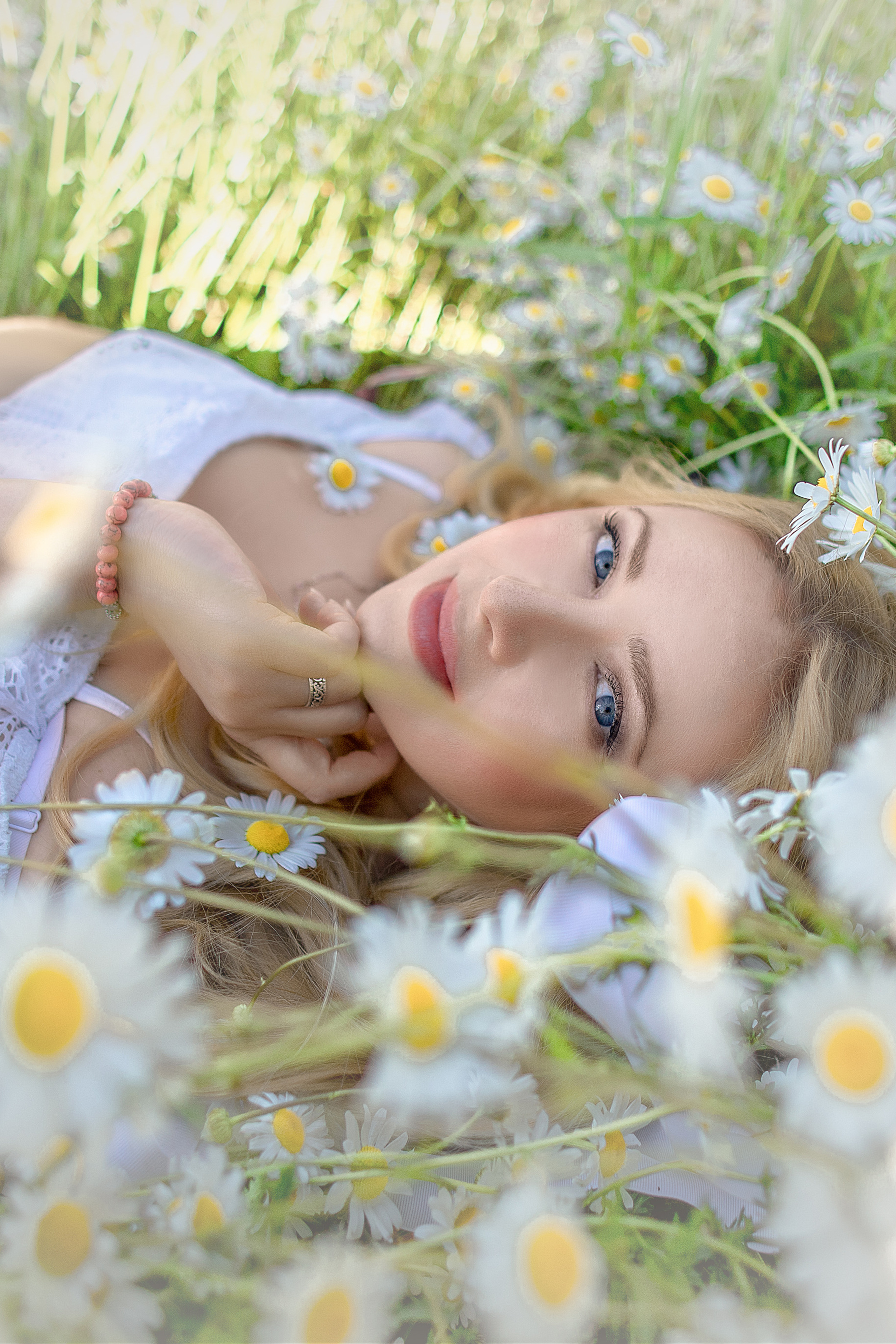женская фотосессия в ромашках Москва и московская область 