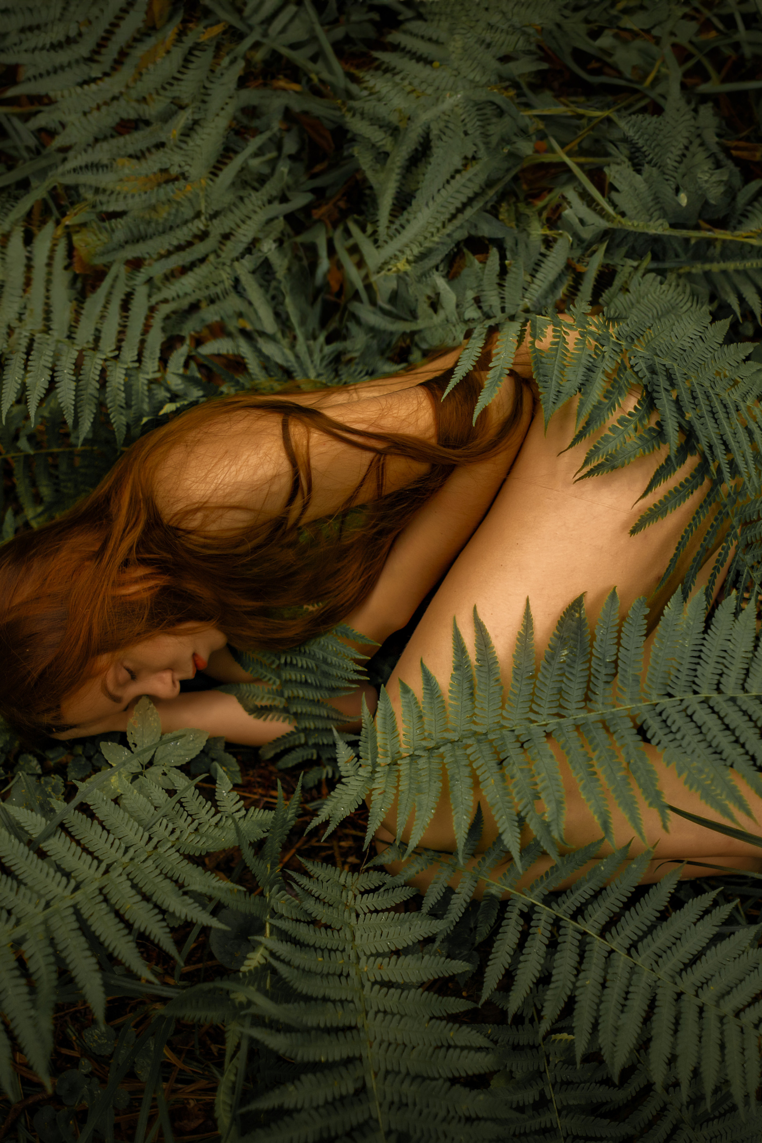 фотосессия голой девушки в лесу, фотосессия в форме эмбриона