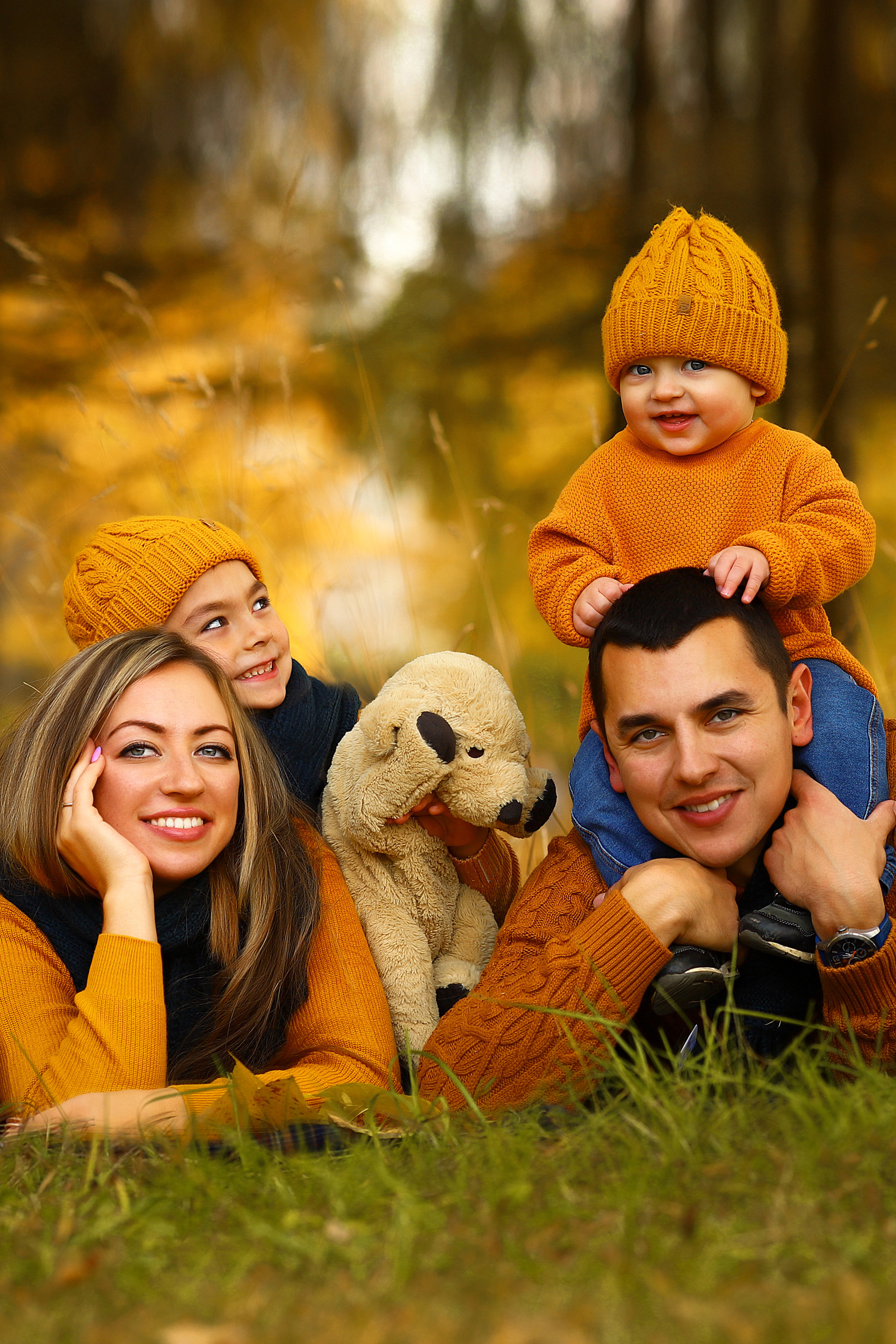 семейная осенняя фотосессия на природе