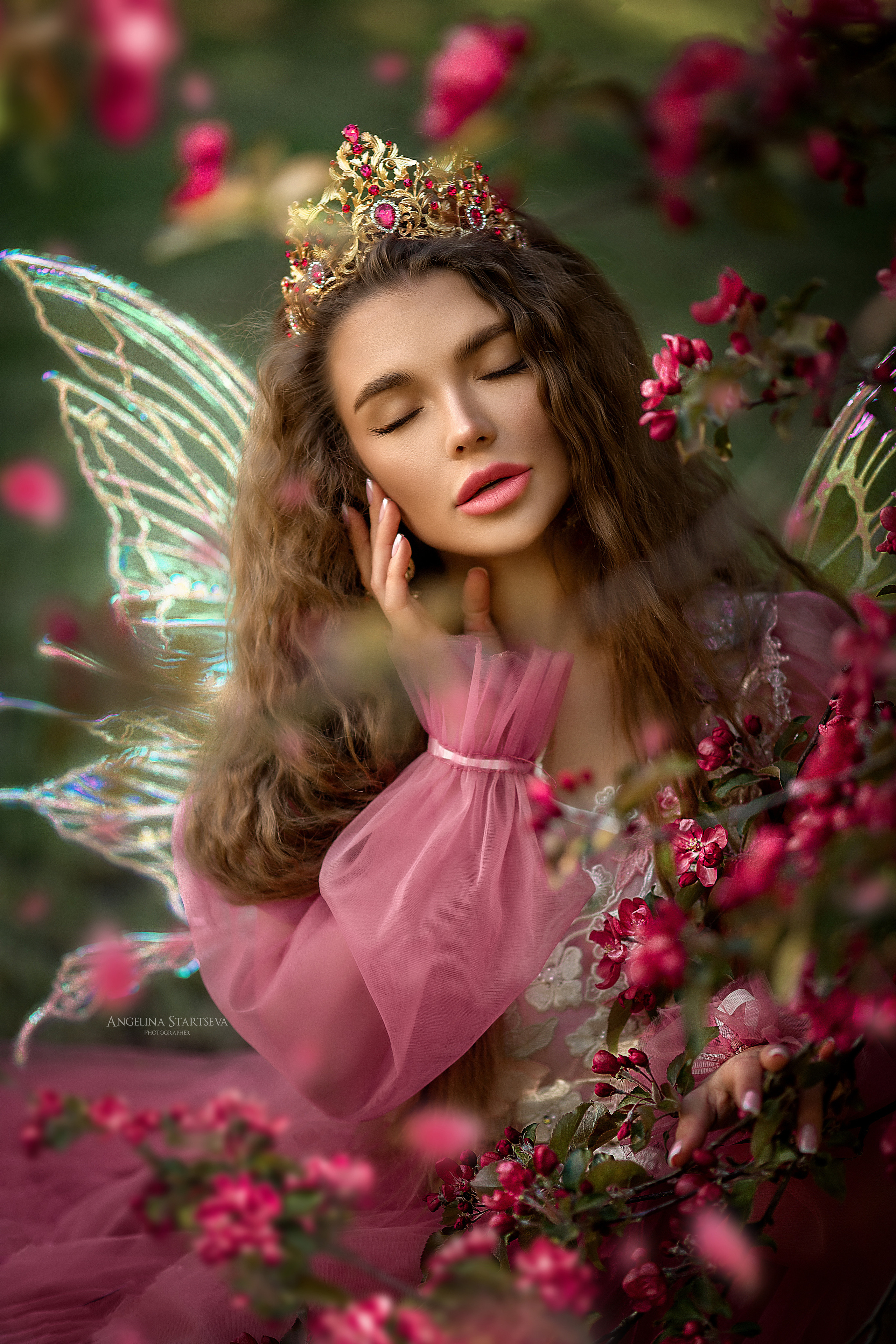 фея в розовом цветении, розовое цветение в москве, фотосессия в розовых яблонях , фотосессия в цветущий садах, девушка в цветущем яблоневом саду
