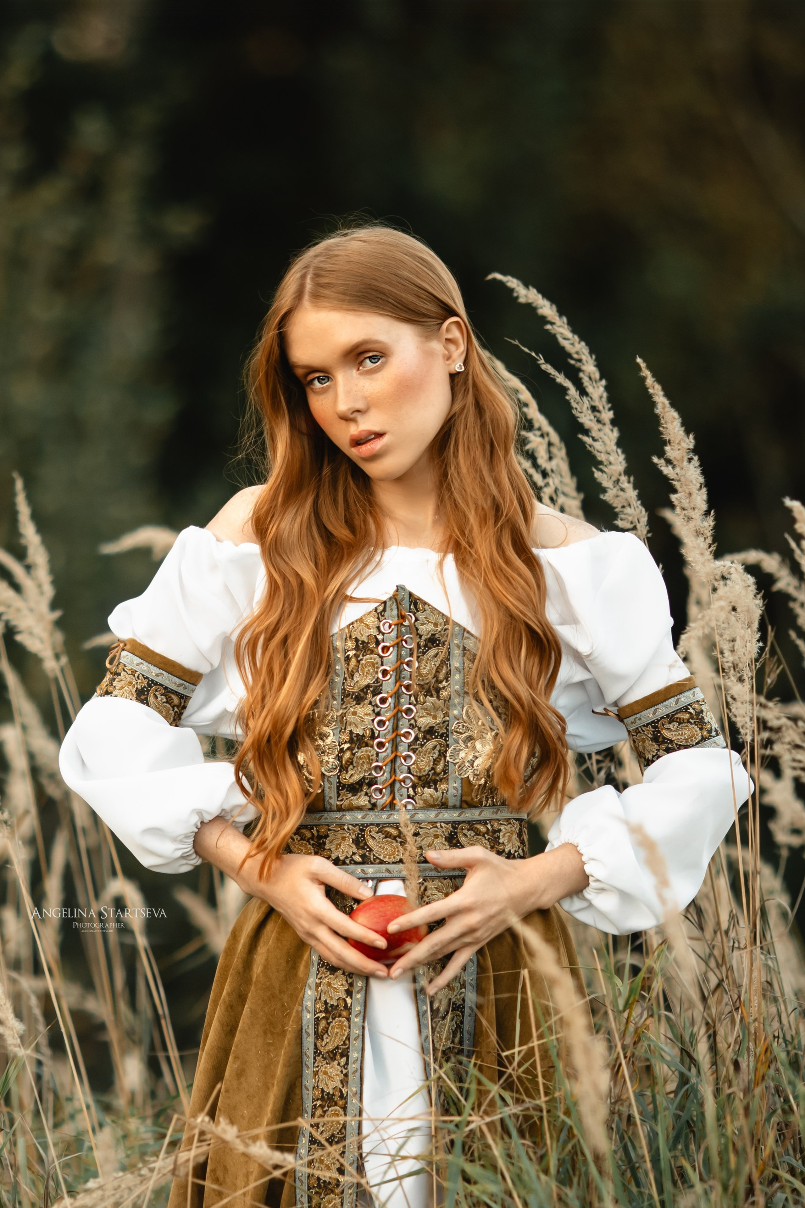 славянска в поле пшеницы, красивая русская девушка стоит  в поле пшеницы