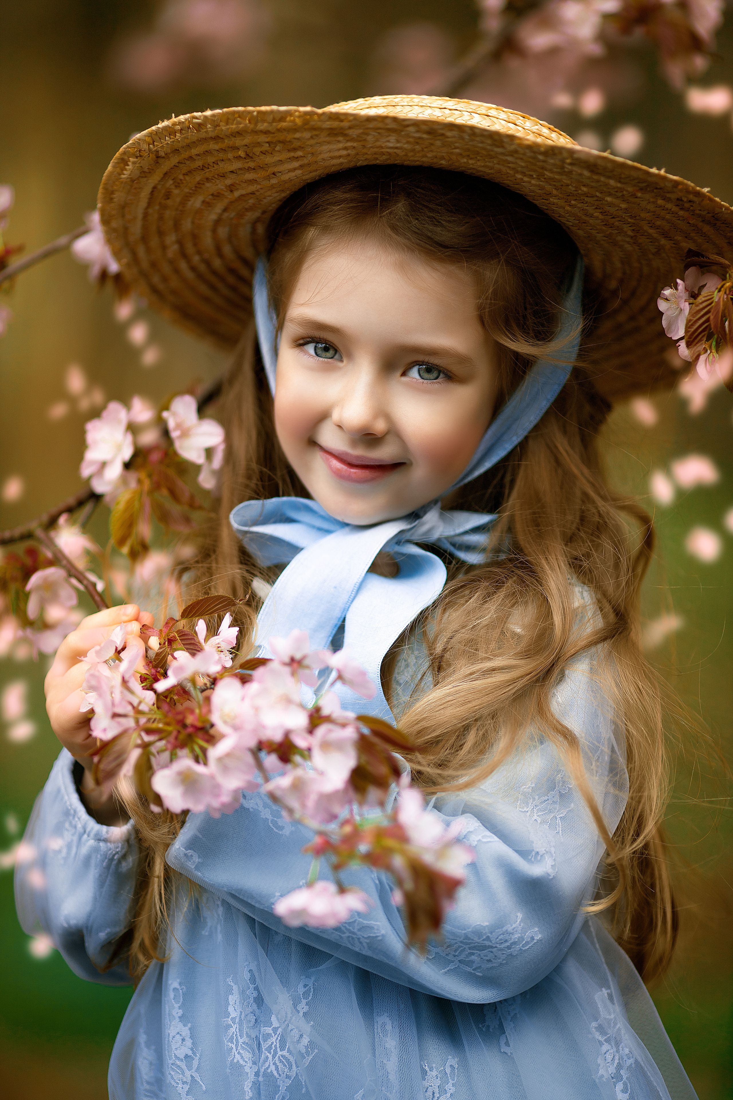 девочка и цветущая яблоня 