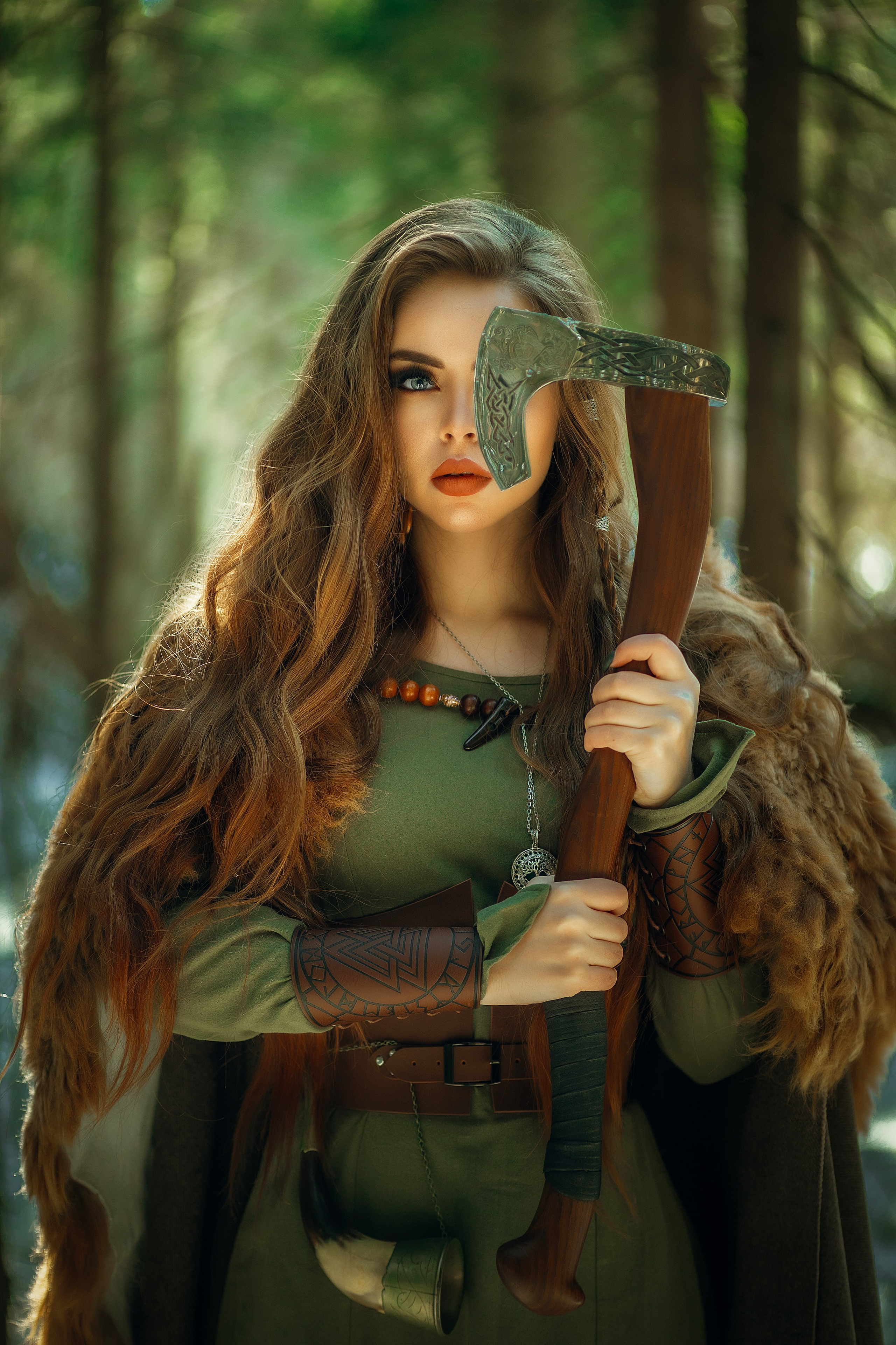 женская фотосессия в стиле викингов