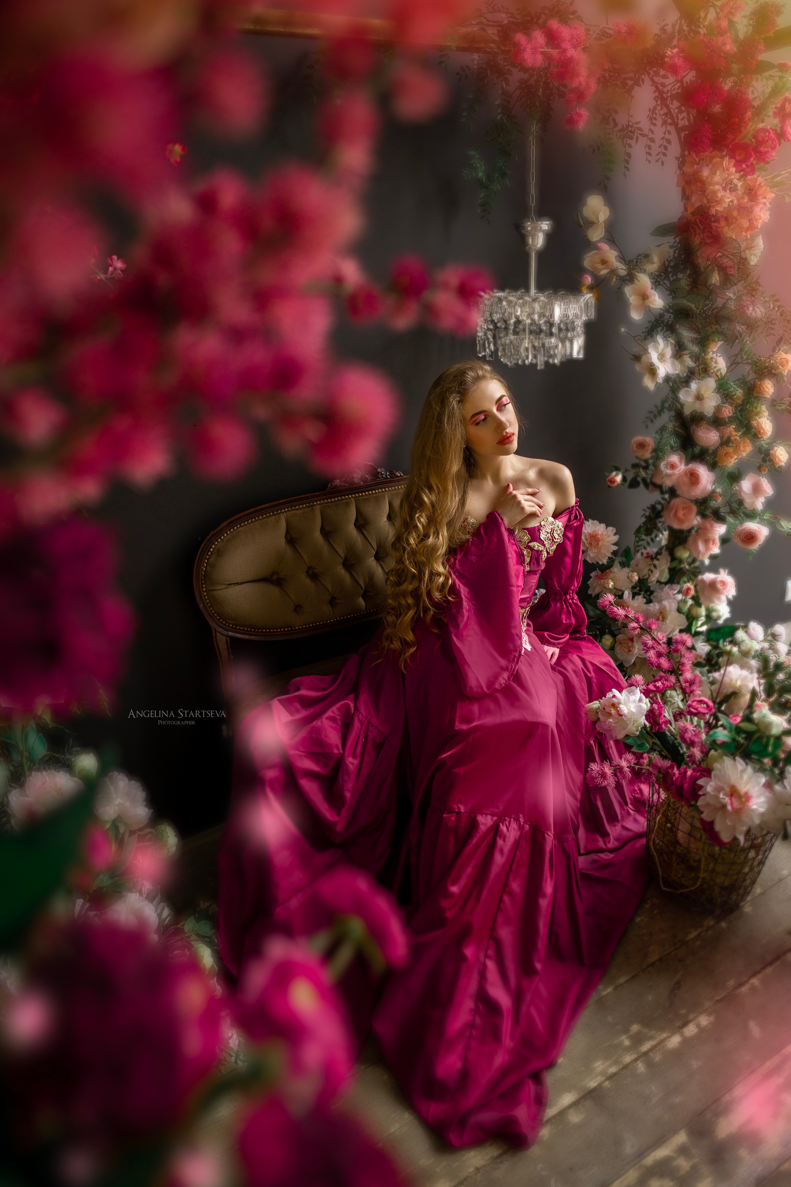 красивая длинноволосая девушка в цветении