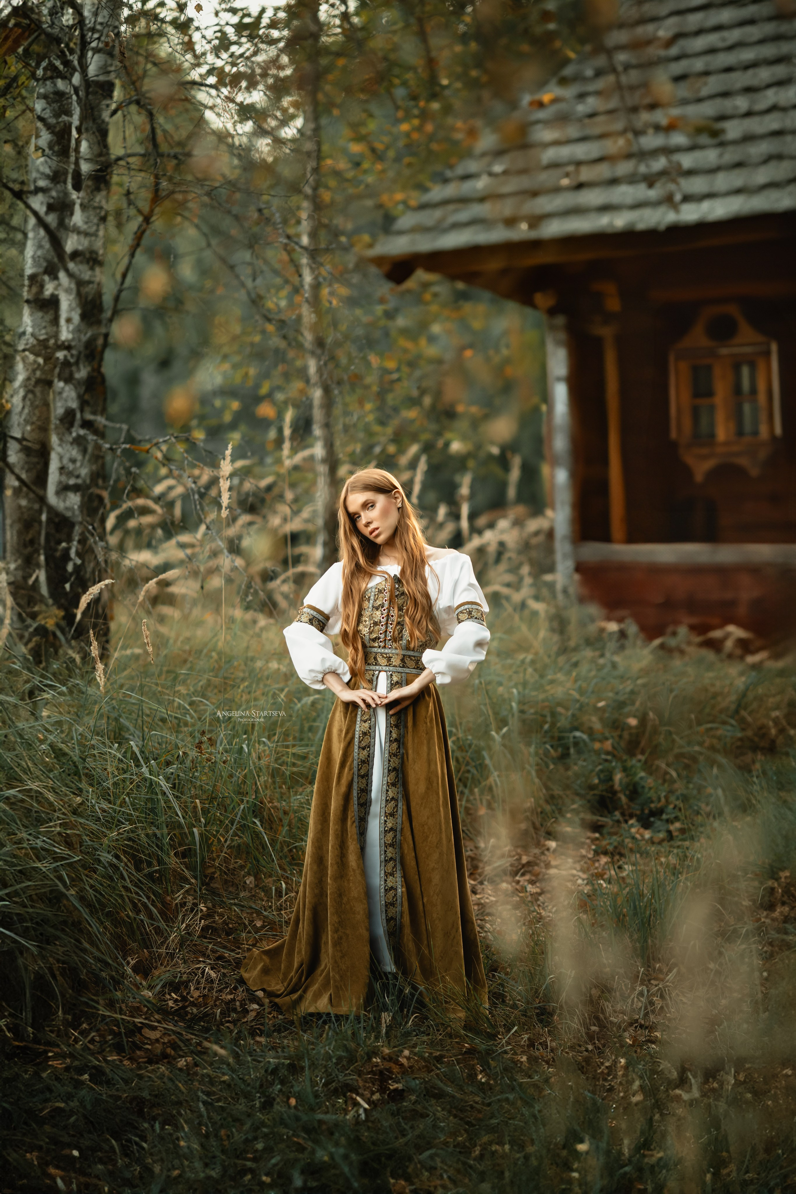 славянска в поле пшеницы, красивая русская девушка стоит  в поле пшеницы