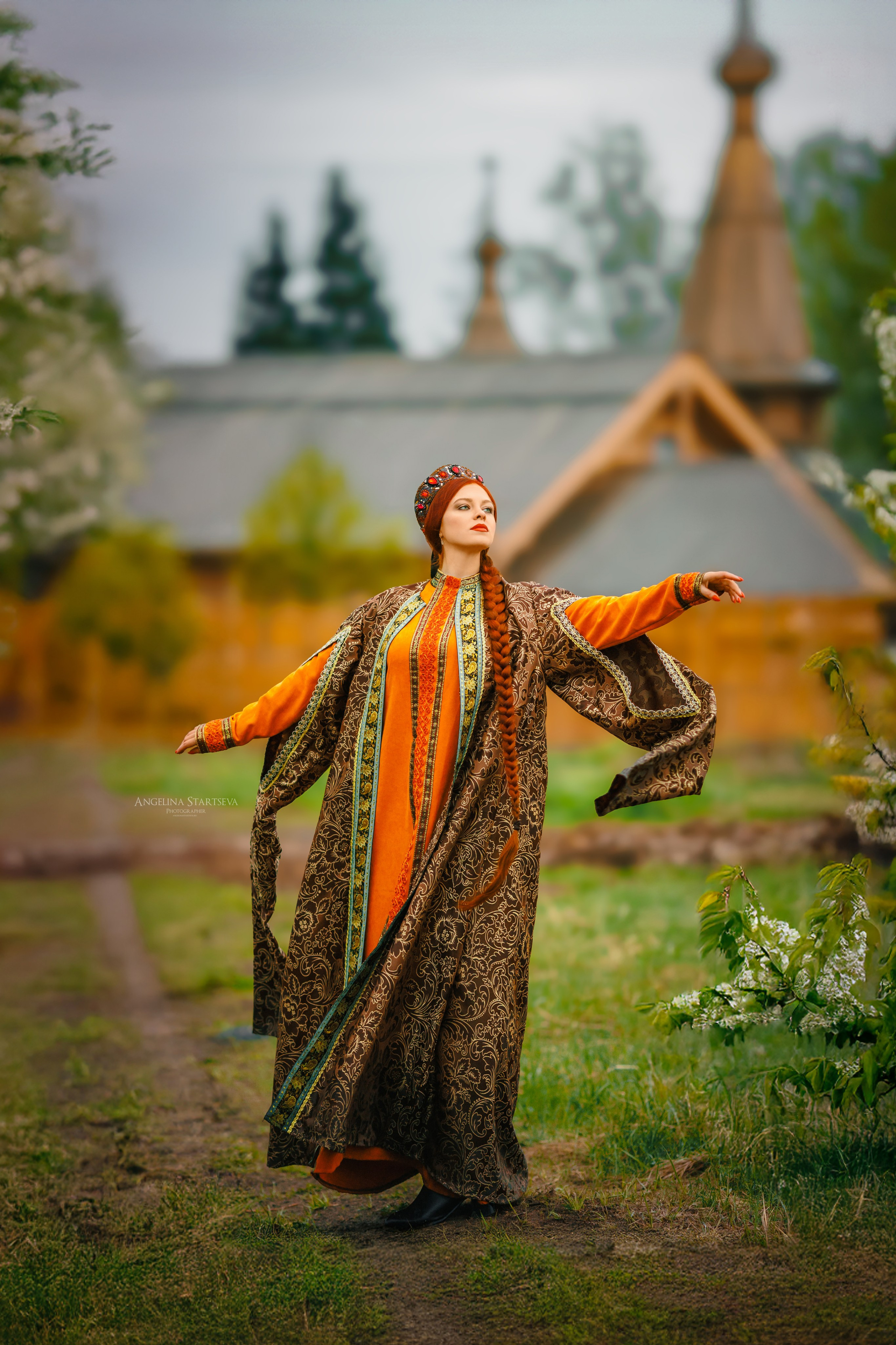 фотосессия княжны, девушка в русских одеждах идет по полю , фотограф в русском стиле Ангелина Старцева