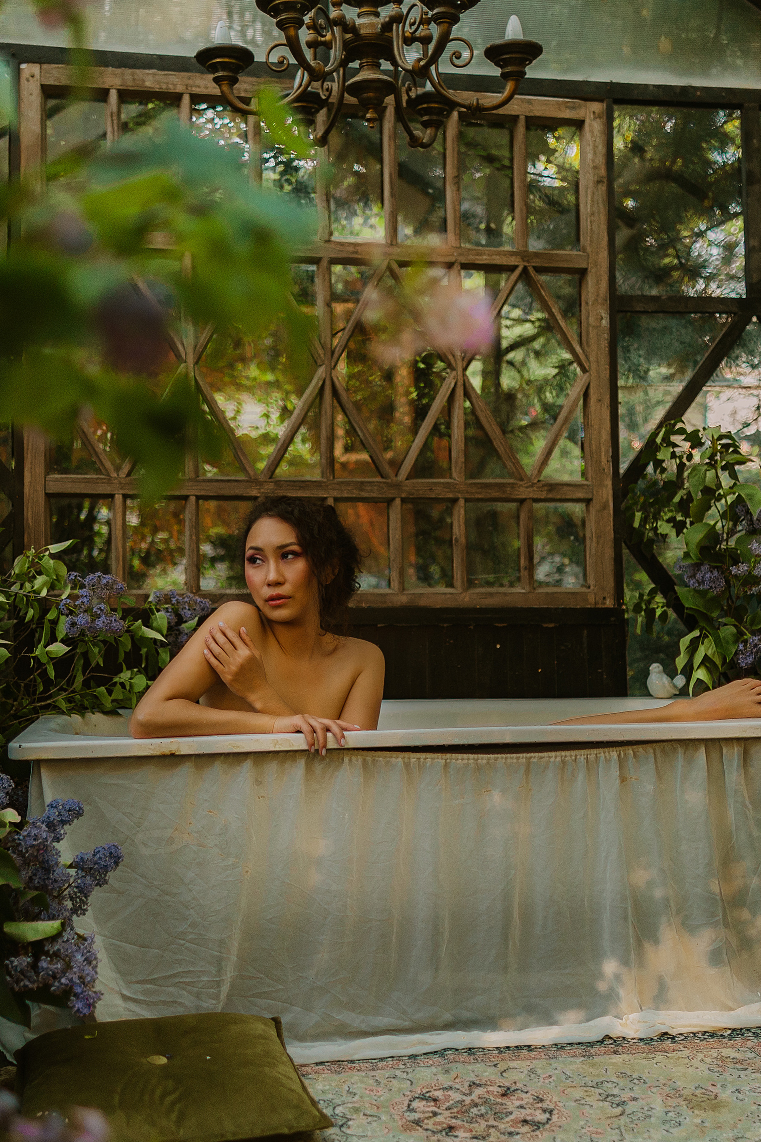 девушка купается в ванной