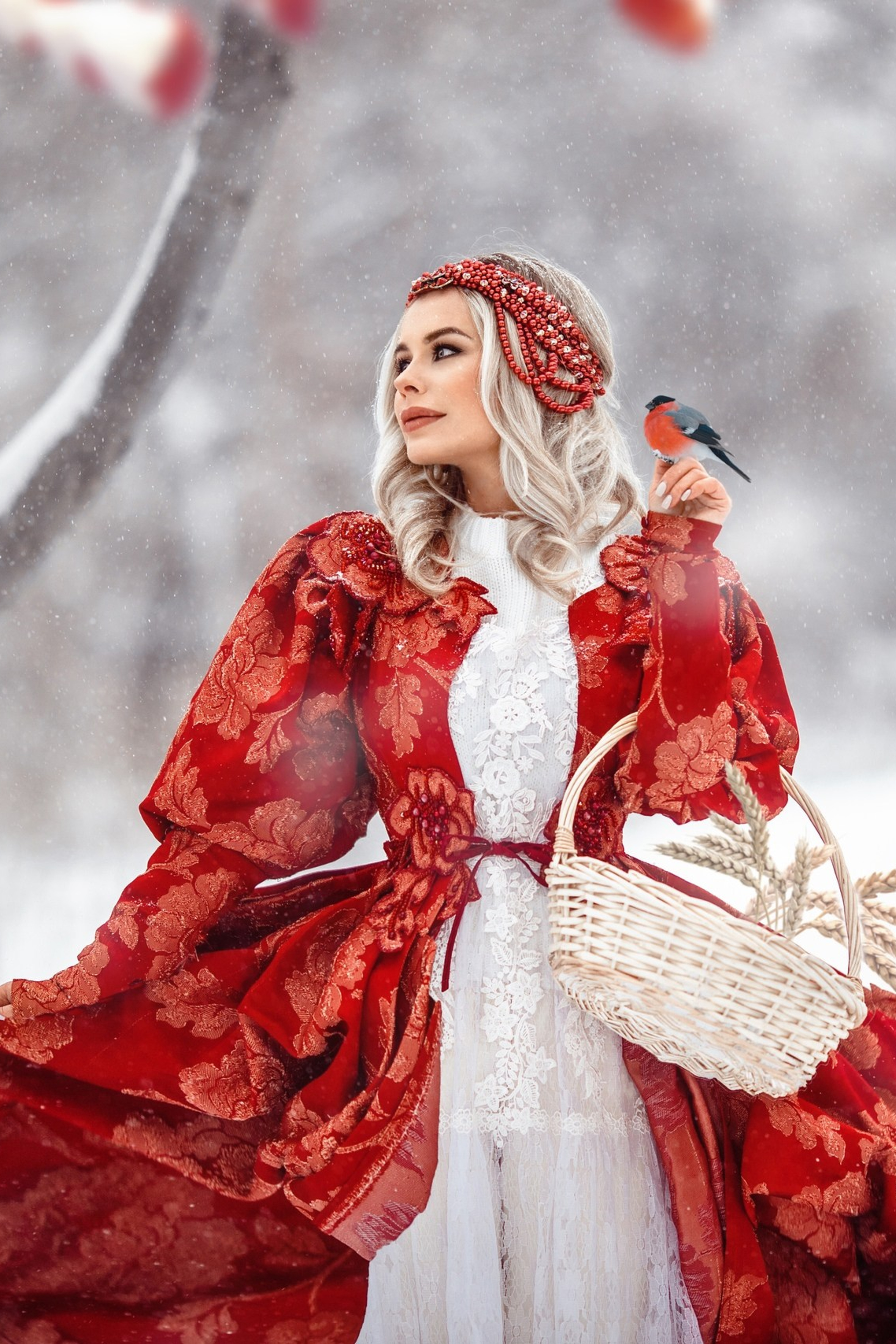 фото девушки с ягодами рябины 