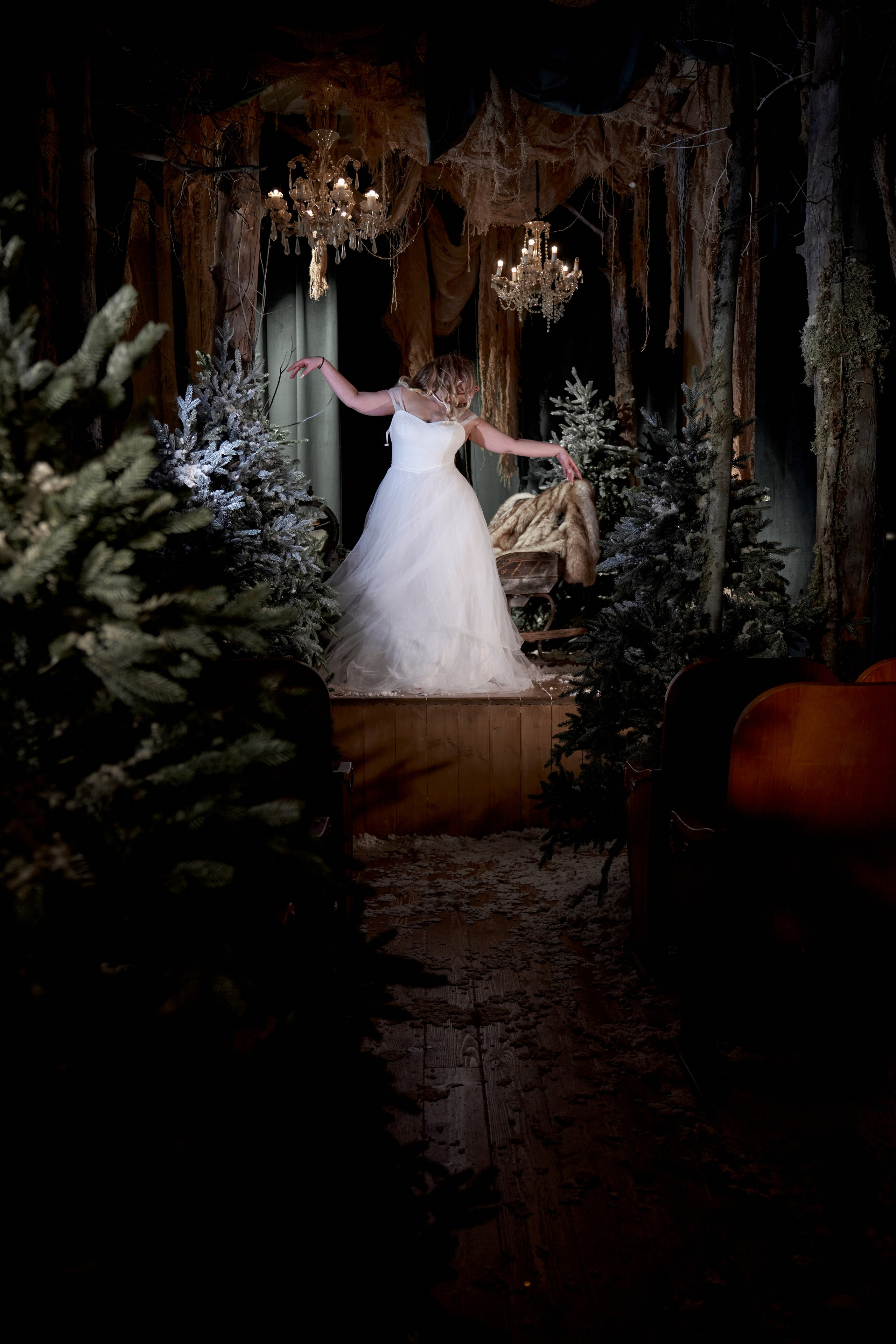 Семейная кинотеатр заброшенный зимний сцена прожектор свет сани елка снег новый год. VISUAL ARTIST/ современное искусство/ фотокартины