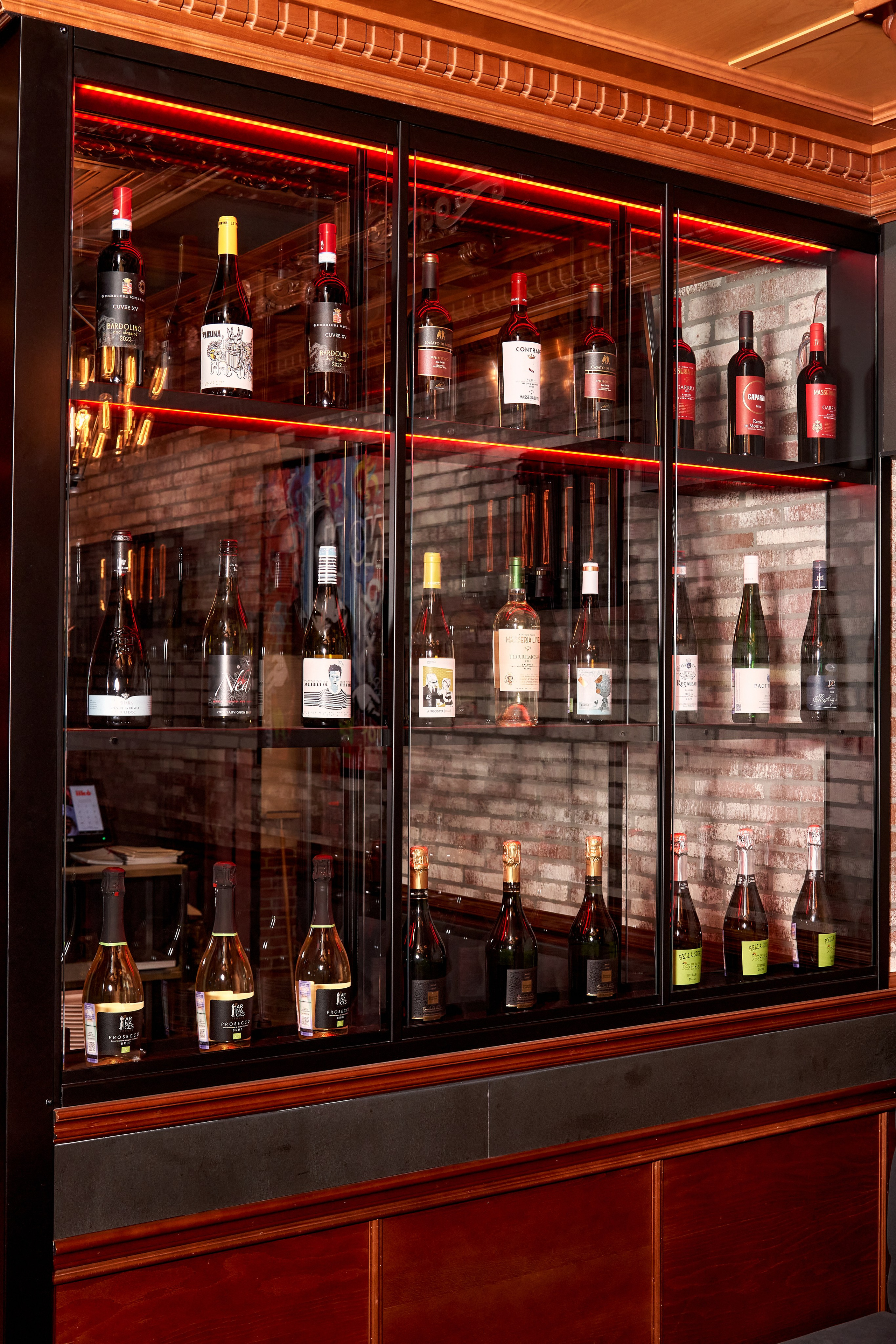 Реклама ресторана атмосфера красота бокалы персонал убранство бар оформление виски вина кинотека. VISUAL ARTIST/ современное искусство/ фотокартины