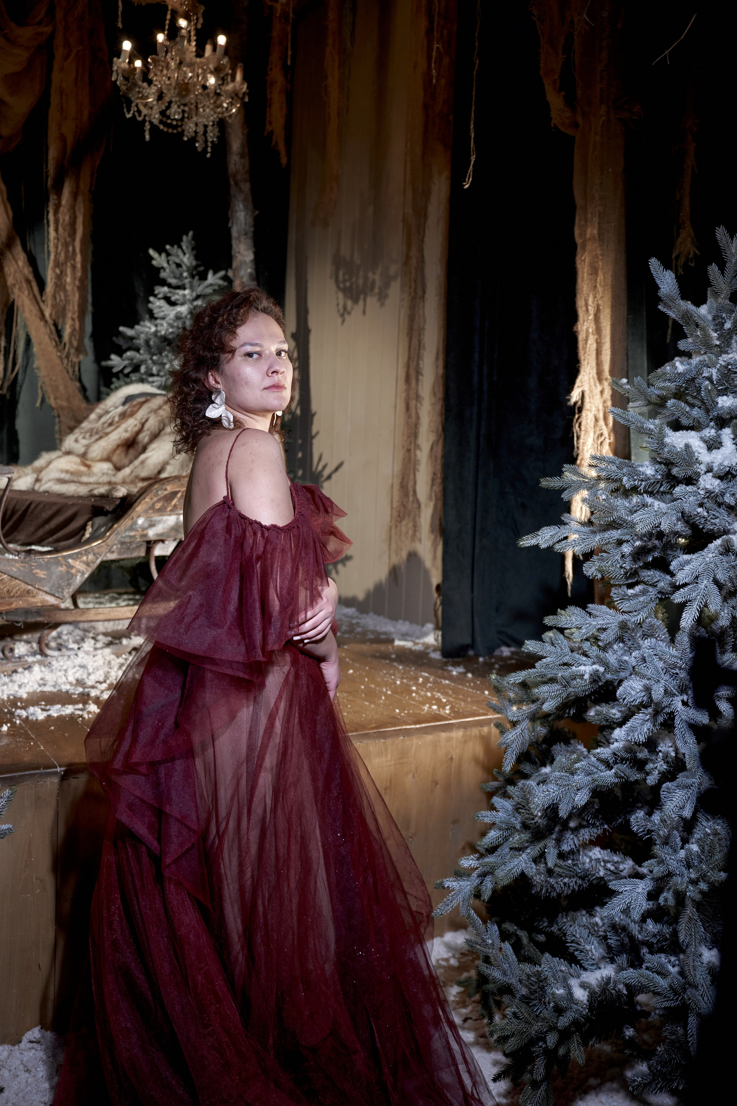 Семейная кинотеатр заброшенный зимний сцена прожектор свет сани елка снег новый год. VISUAL ARTIST/ современное искусство/ фотокартины