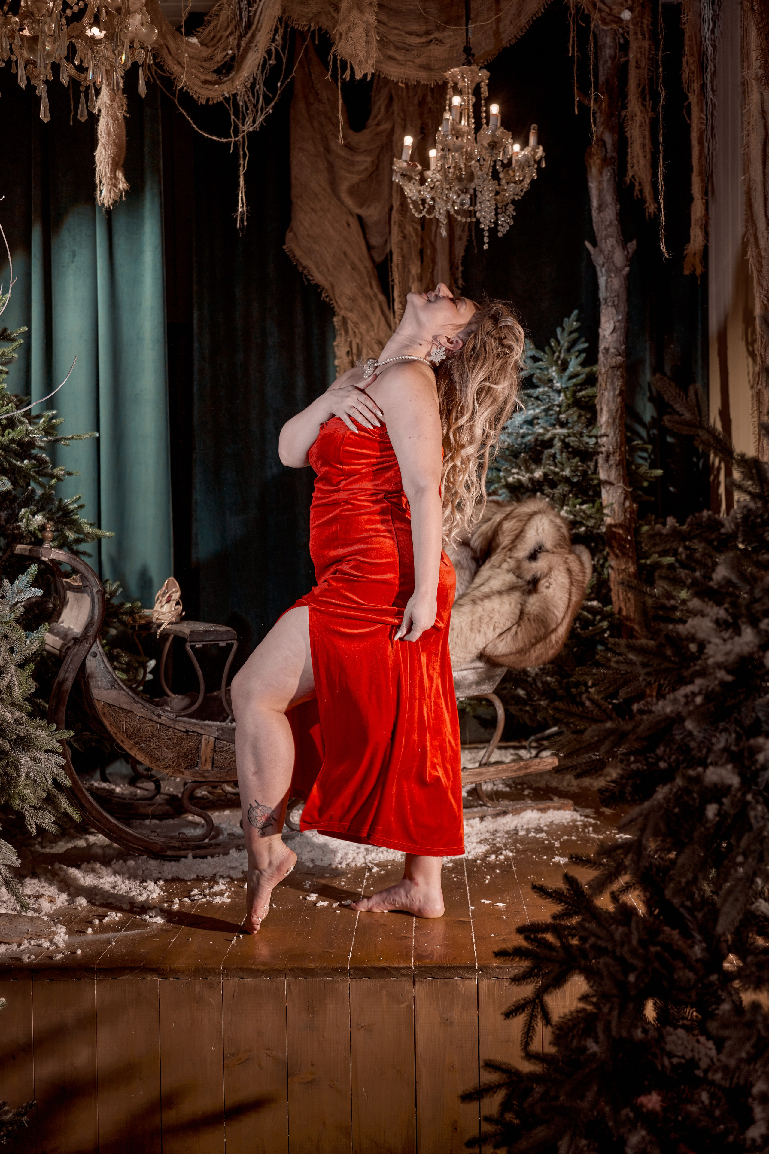 Семейная кинотеатр заброшенный зимний сцена прожектор свет сани елка снег новый год. VISUAL ARTIST/ современное искусство/ фотокартины