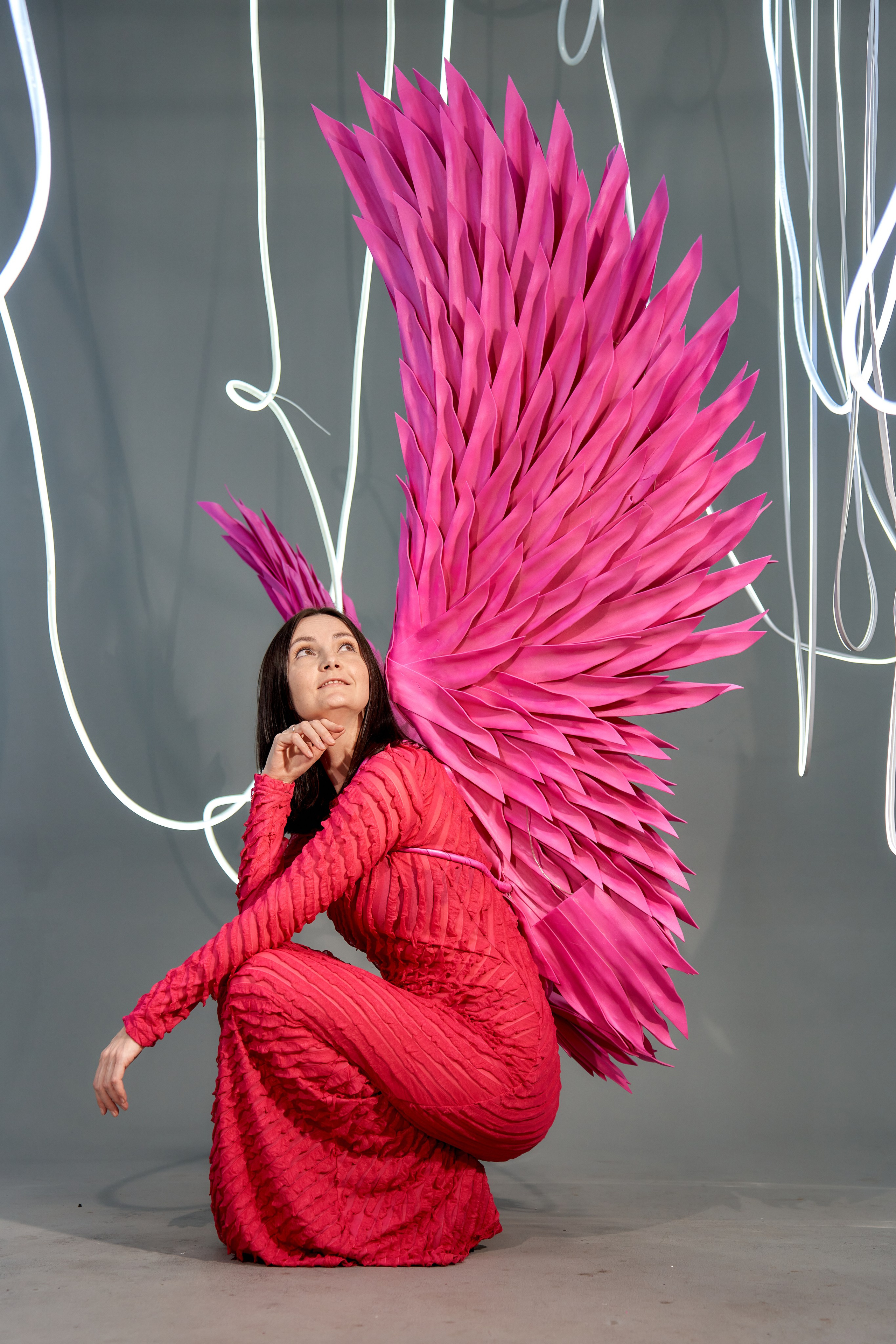 Лампы гибкие свет красный в студии ангелы. VISUAL ARTIST/ современное искусство/ фотокартины