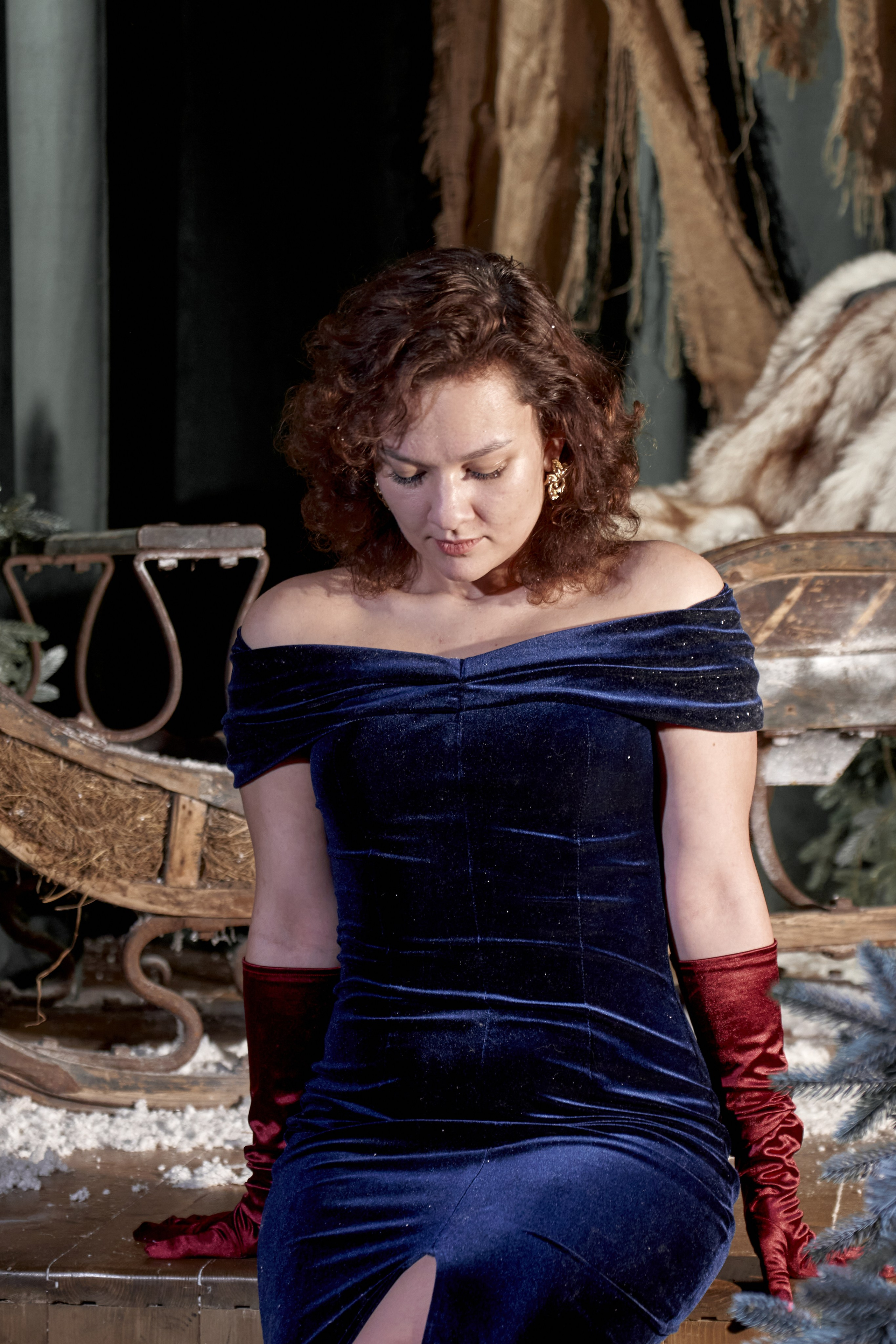 Семейная кинотеатр заброшенный зимний сцена прожектор свет сани елка снег новый год. VISUAL ARTIST/ современное искусство/ фотокартины