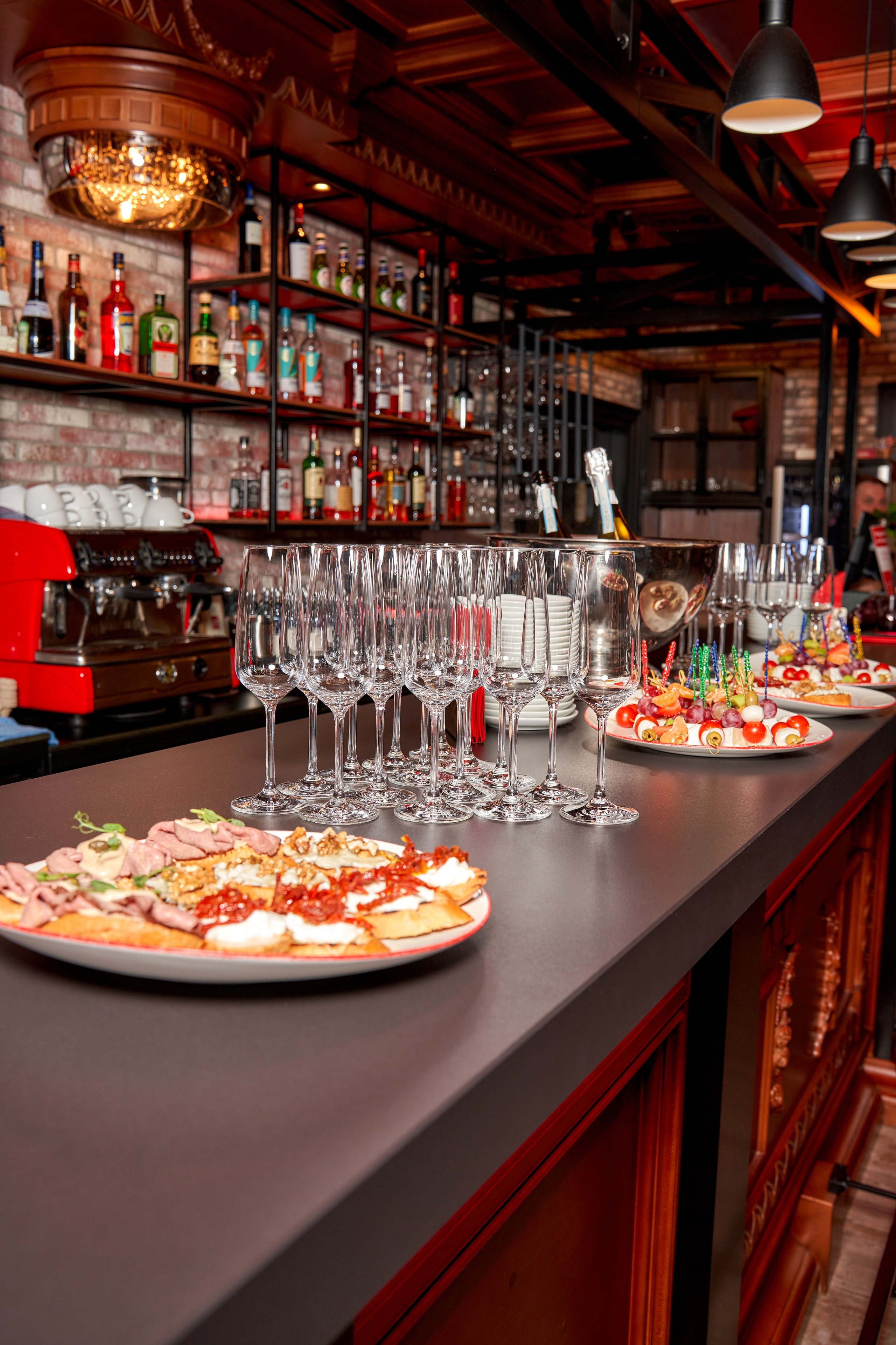 Реклама ресторана атмосфера красота бокалы персонал убранство бар оформление виски вина кинотека. VISUAL ARTIST/ современное искусство/ фотокартины