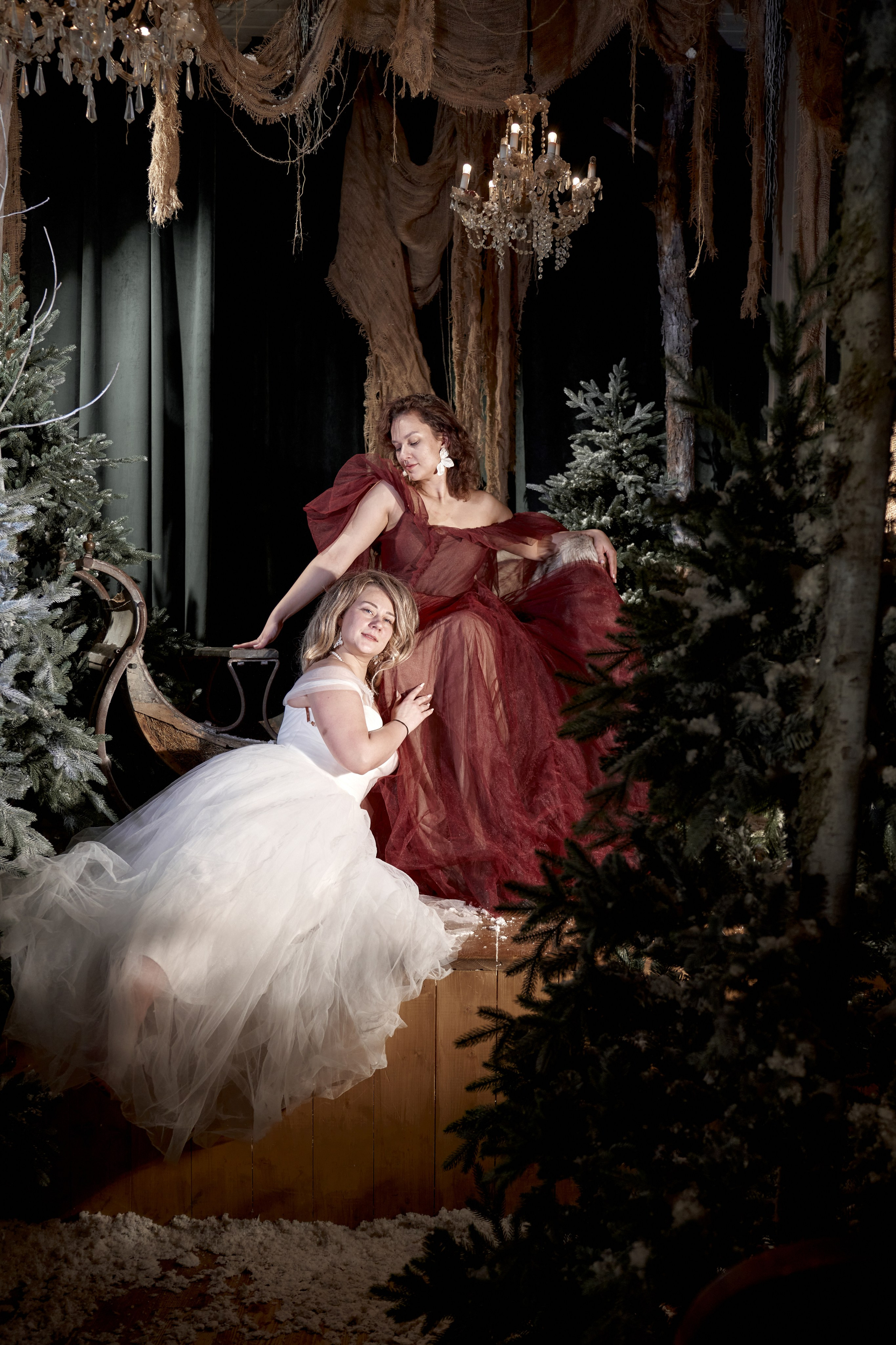 Семейная кинотеатр заброшенный зимний сцена прожектор свет сани елка снег новый год. VISUAL ARTIST/ современное искусство/ фотокартины