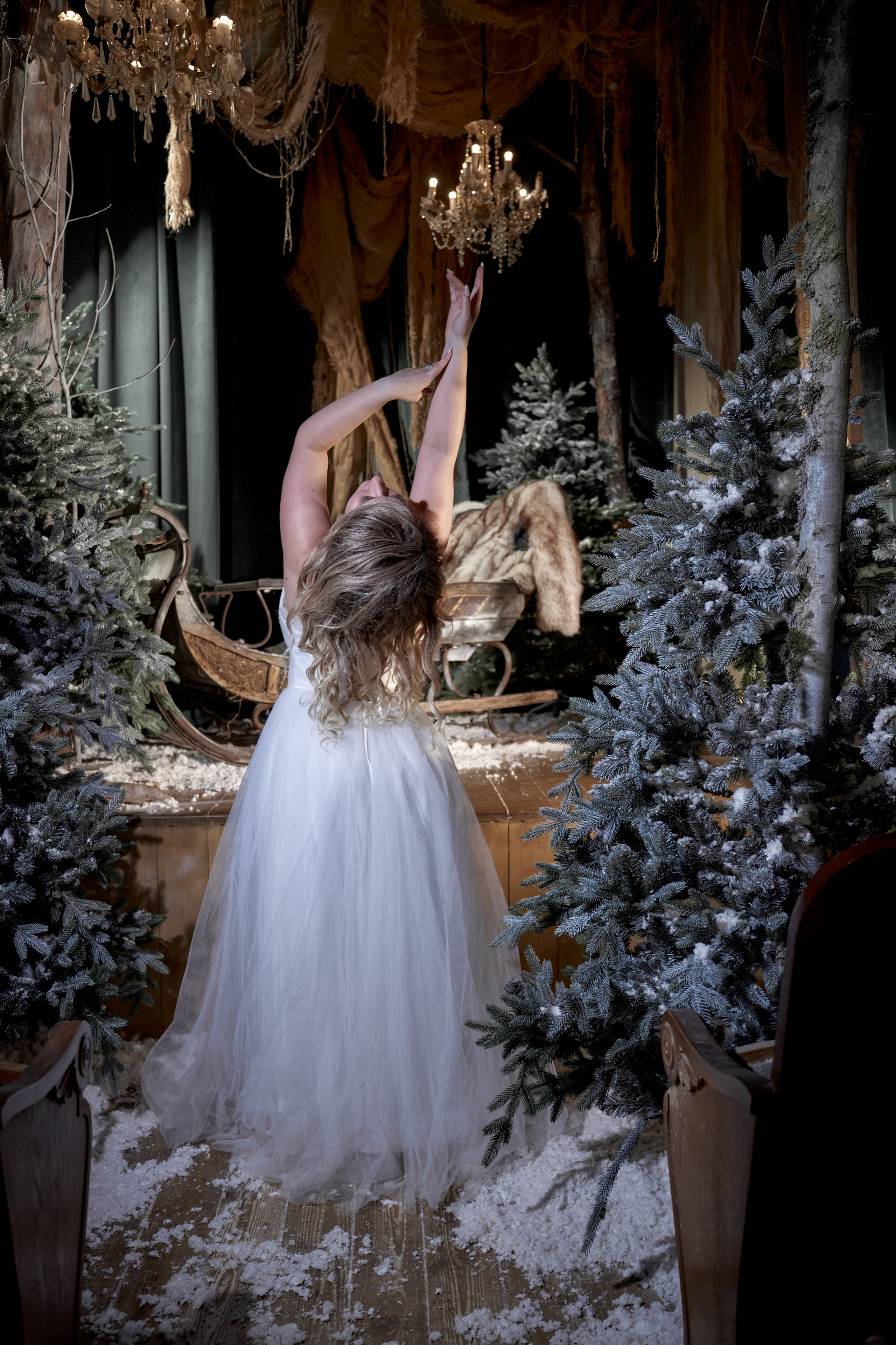 Семейная кинотеатр заброшенный зимний сцена прожектор свет сани елка снег новый год. VISUAL ARTIST/ современное искусство/ фотокартины