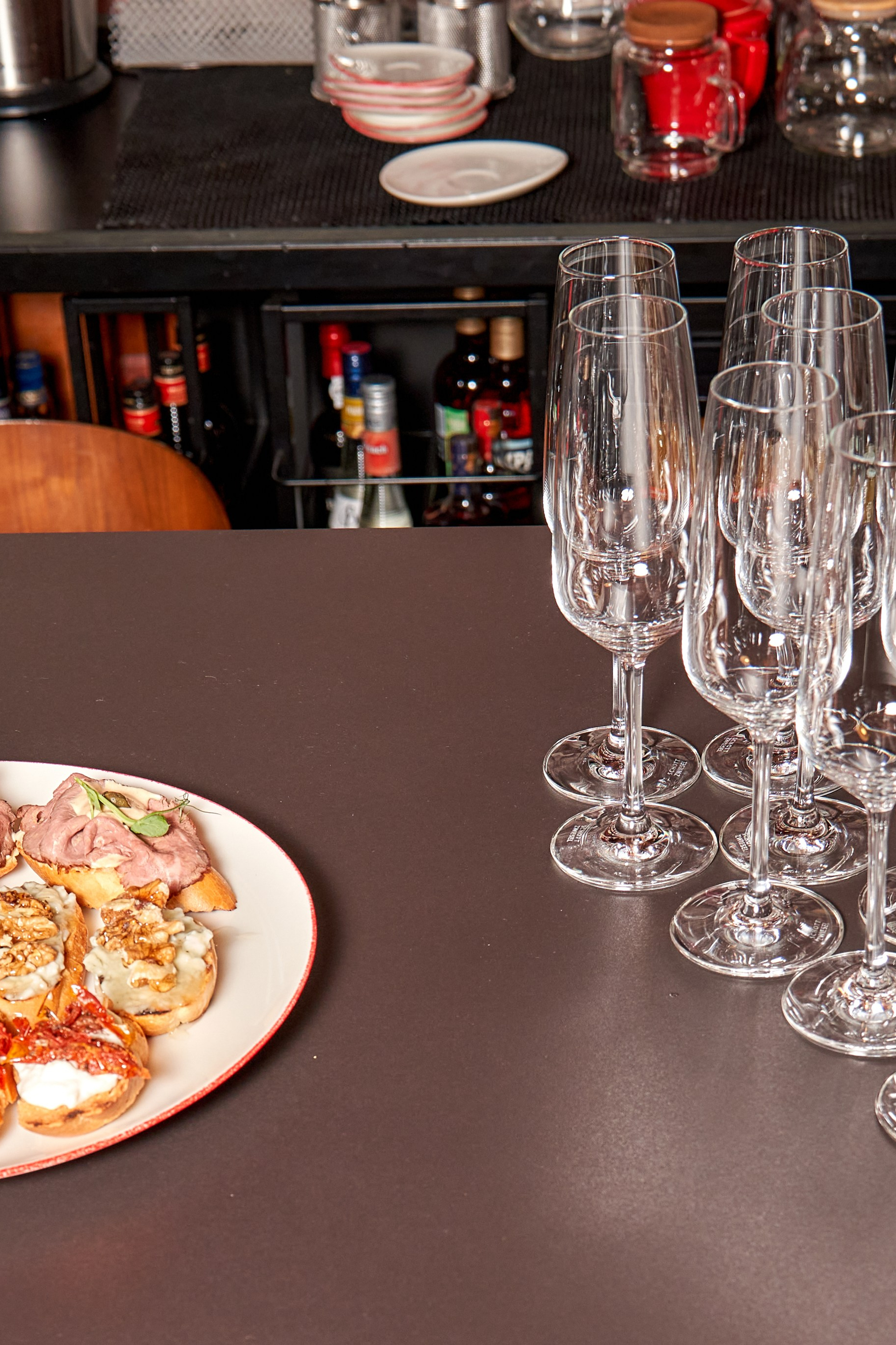 Реклама ресторана атмосфера красота бокалы персонал убранство бар оформление виски вина кинотека. VISUAL ARTIST/ современное искусство/ фотокартины