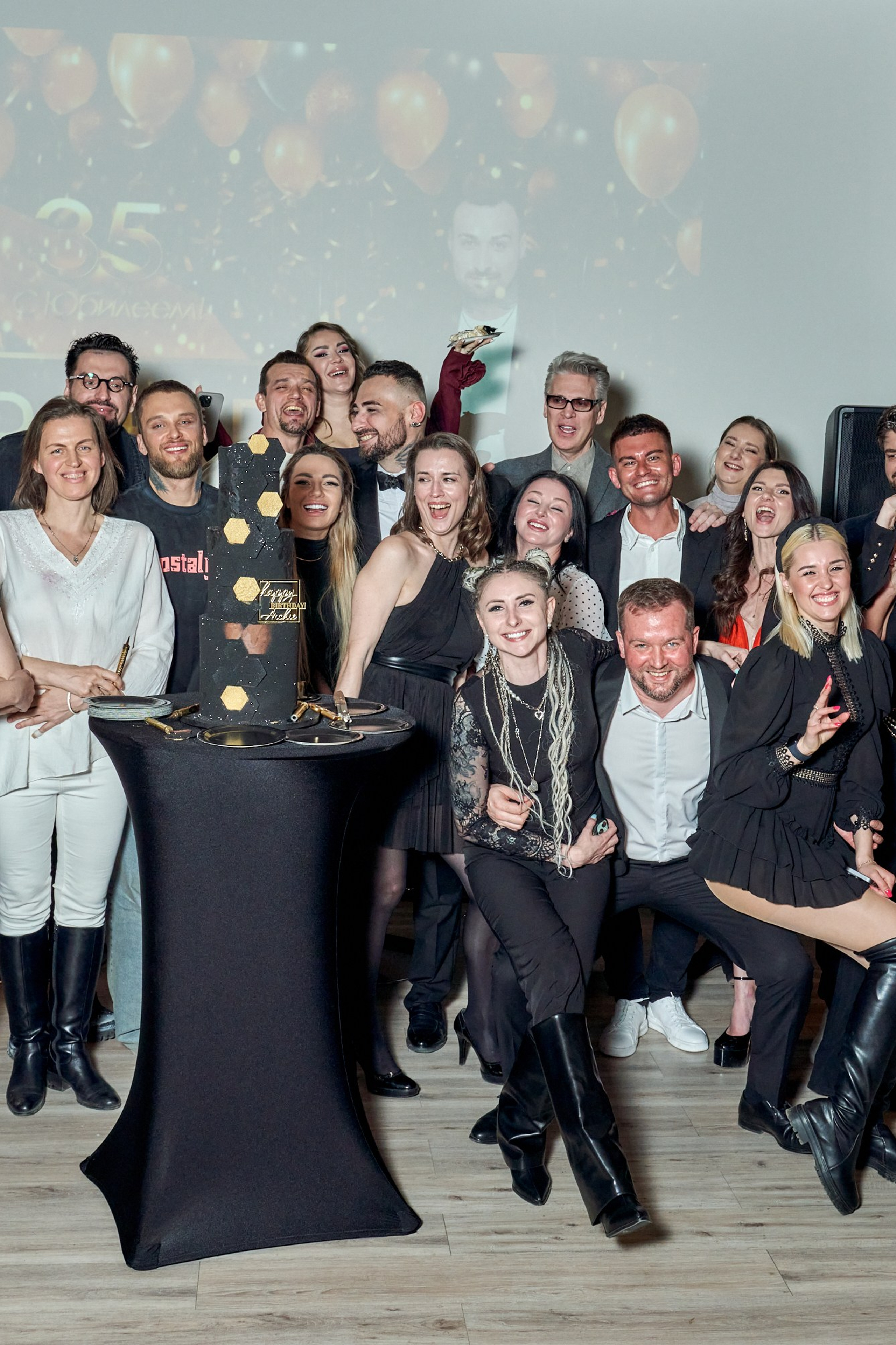 День рождения продюсера арчи и его друзей. VISUAL ARTIST/ современное искусство/ фотокартины