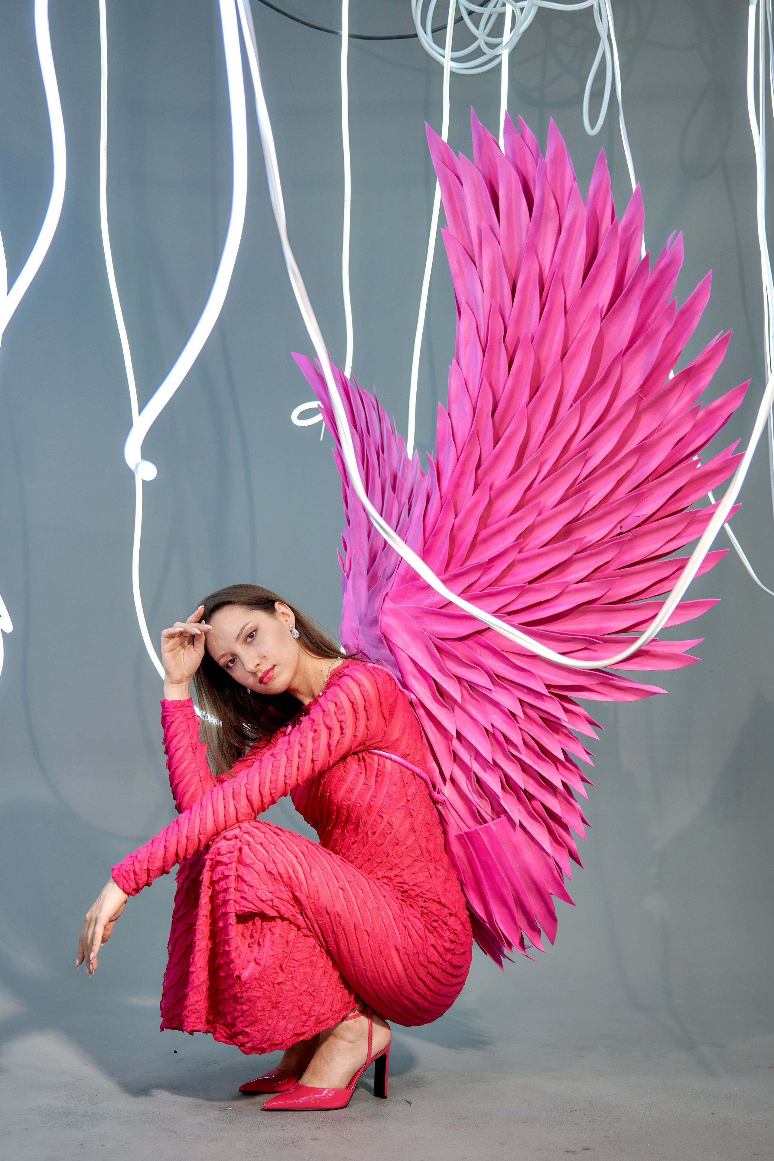 Лампы гибкие свет красный в студии ангелы. VISUAL ARTIST/ современное искусство/ фотокартины