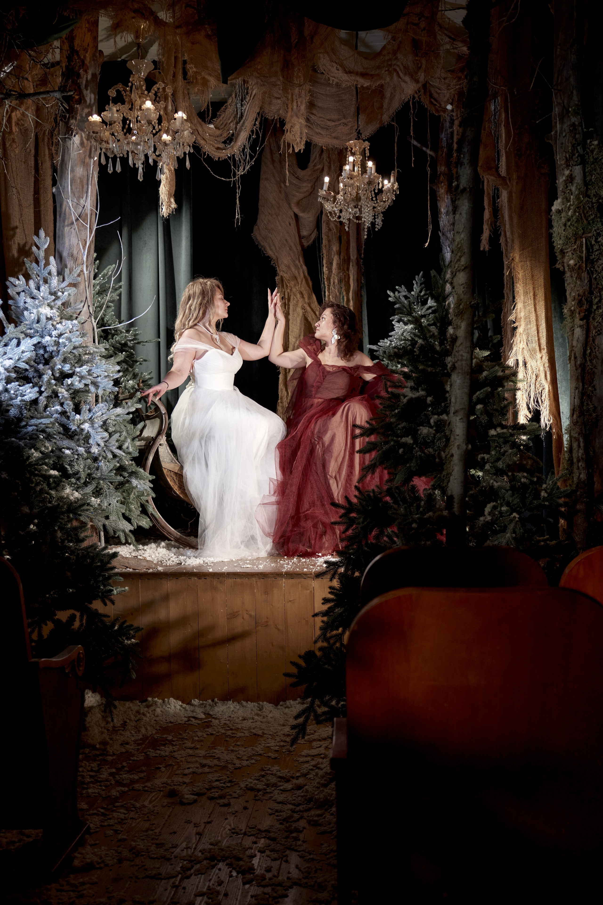 Семейная кинотеатр заброшенный зимний сцена прожектор свет сани елка снег новый год. VISUAL ARTIST/ современное искусство/ фотокартины