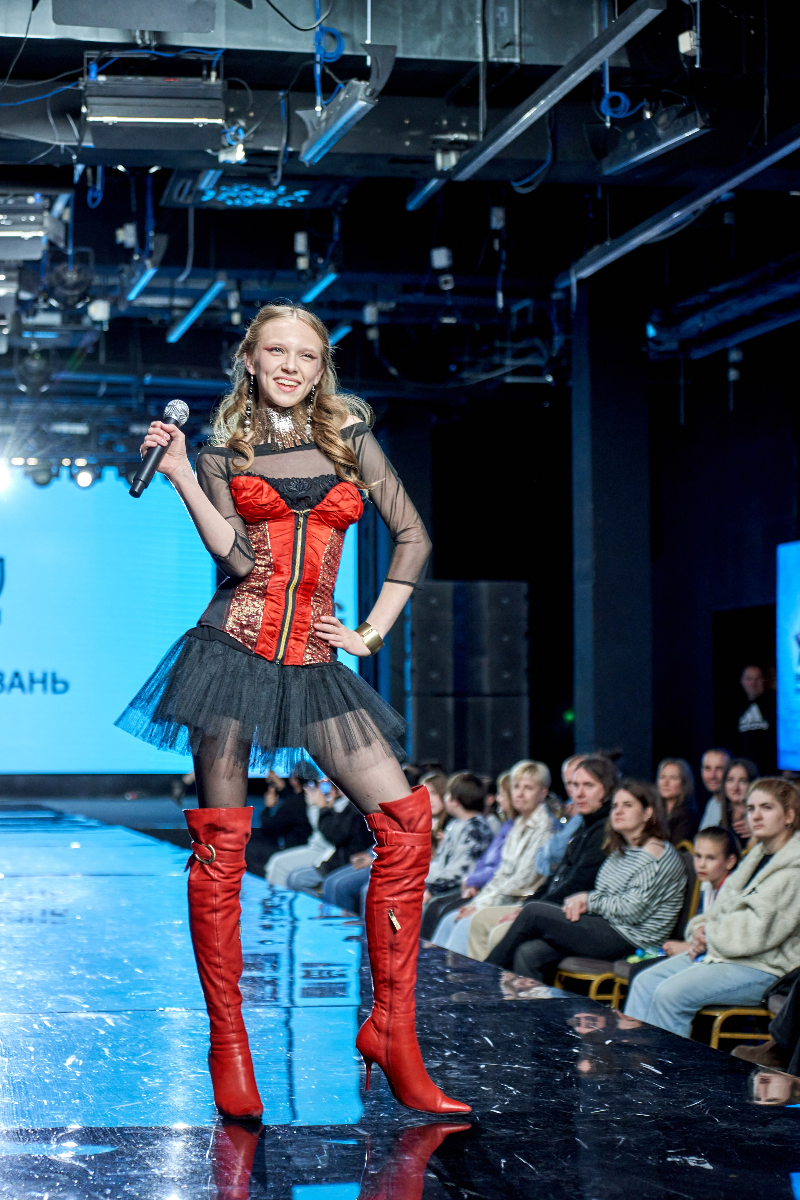 Яровит холл шоу показ мод звезда галактики. VISUAL ARTIST/ современное искусство/ фотокартины