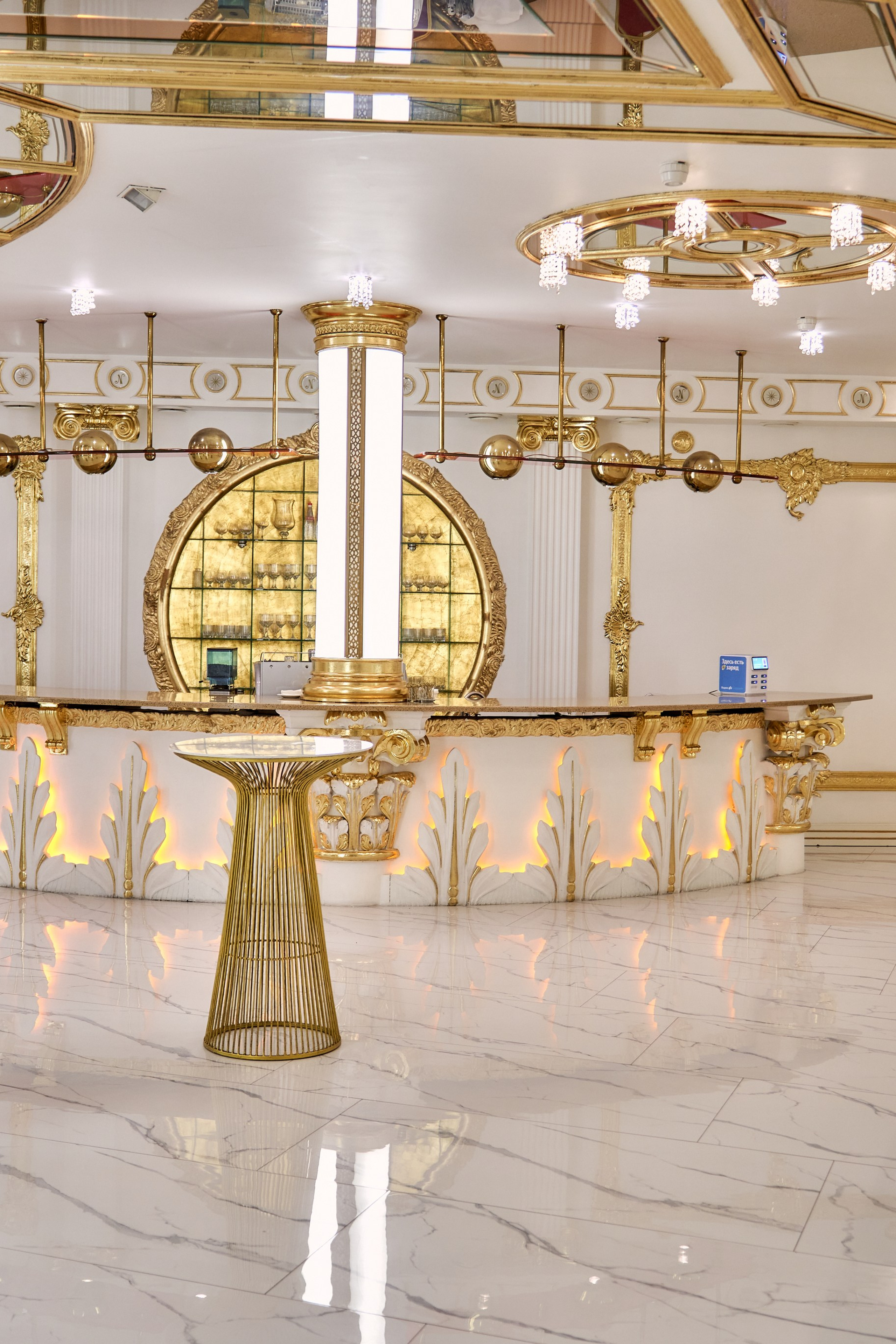 День рождения наины в ресторане наполеон. VISUAL ARTIST/ современное искусство/ фотокартины